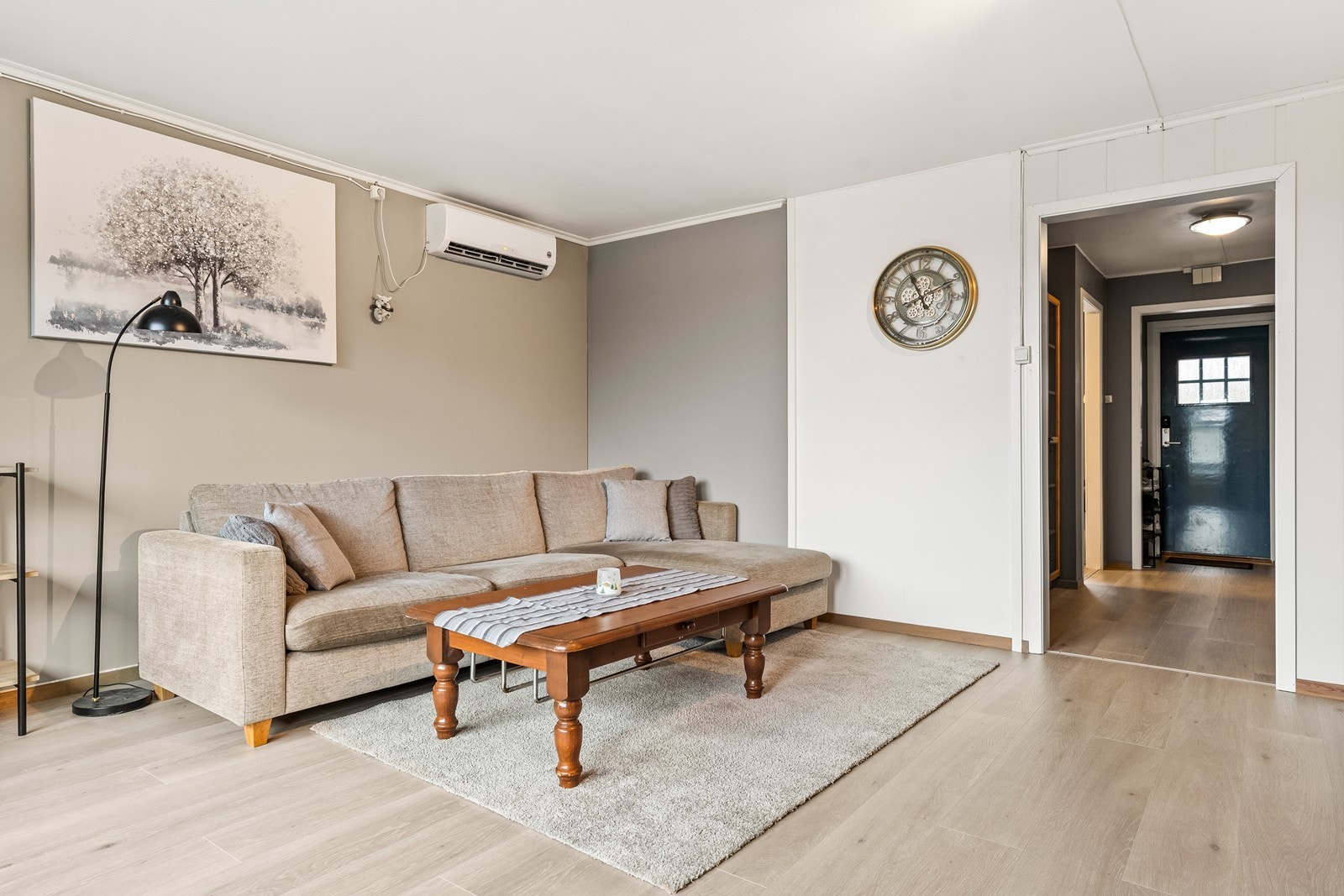 Stuen er et romslig oppholdsrom med nylagt laminatgulv og malte overflater. Galleribilde