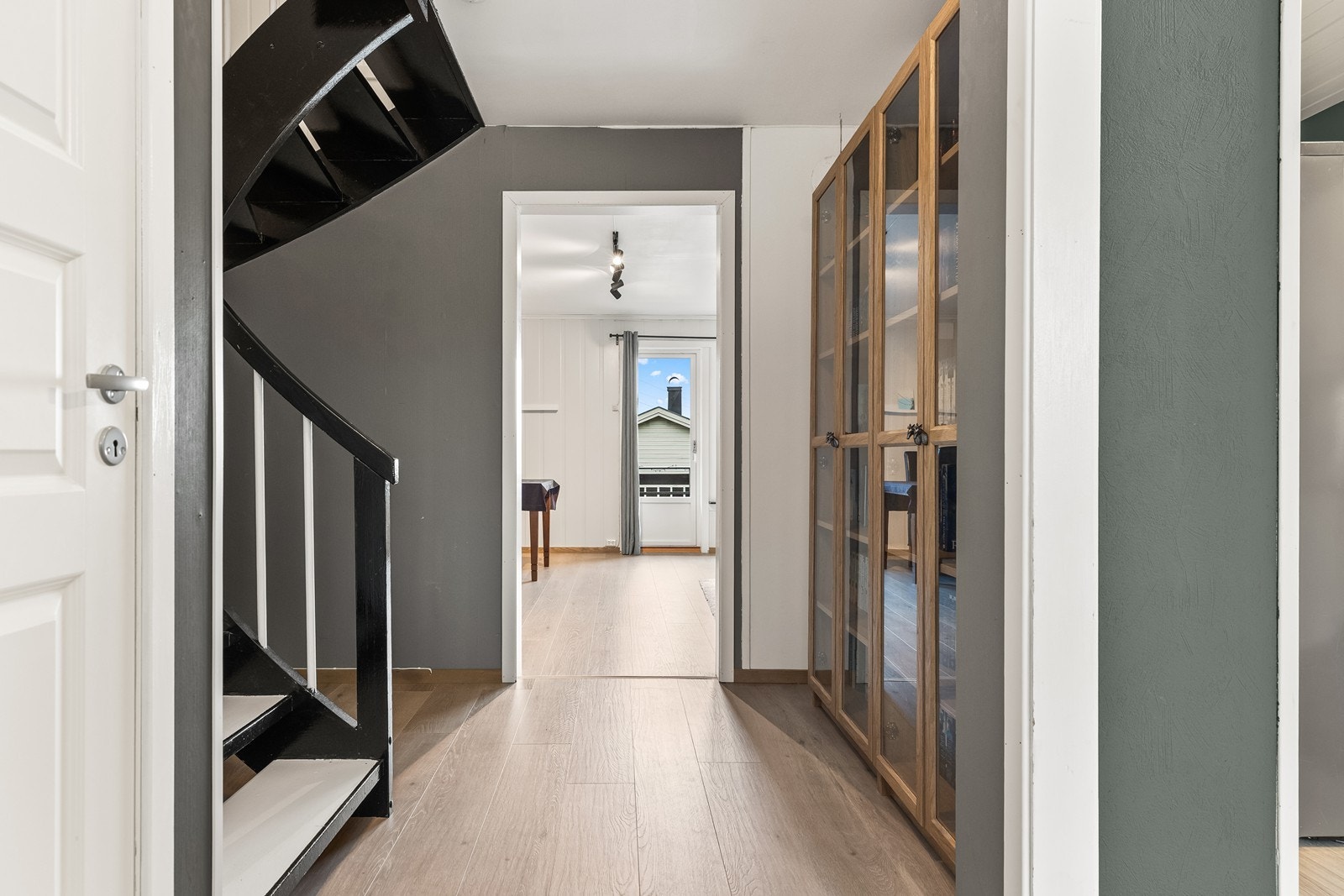 Fra gangen er det adkomst til boligens sosiale soner i første etasje. Galleribilde