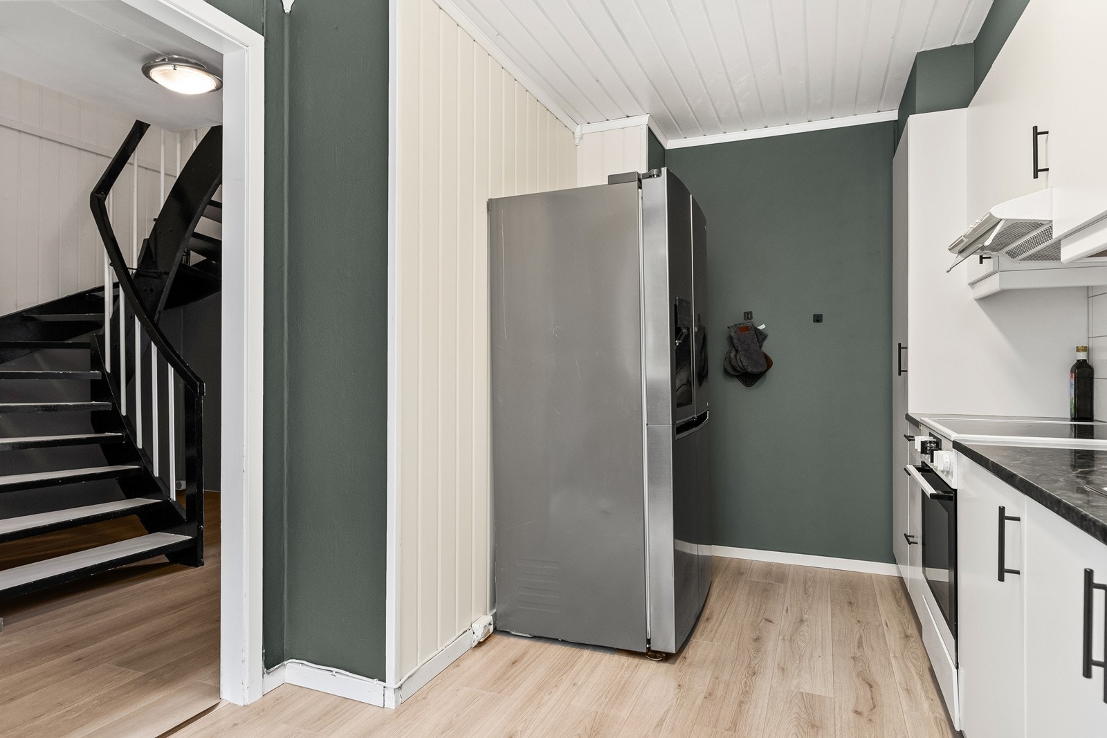 Kjøkkenet er utstyrt med ventilator med avtrekk ut og har en 120-liters bereder i benkeskap. Galleribilde