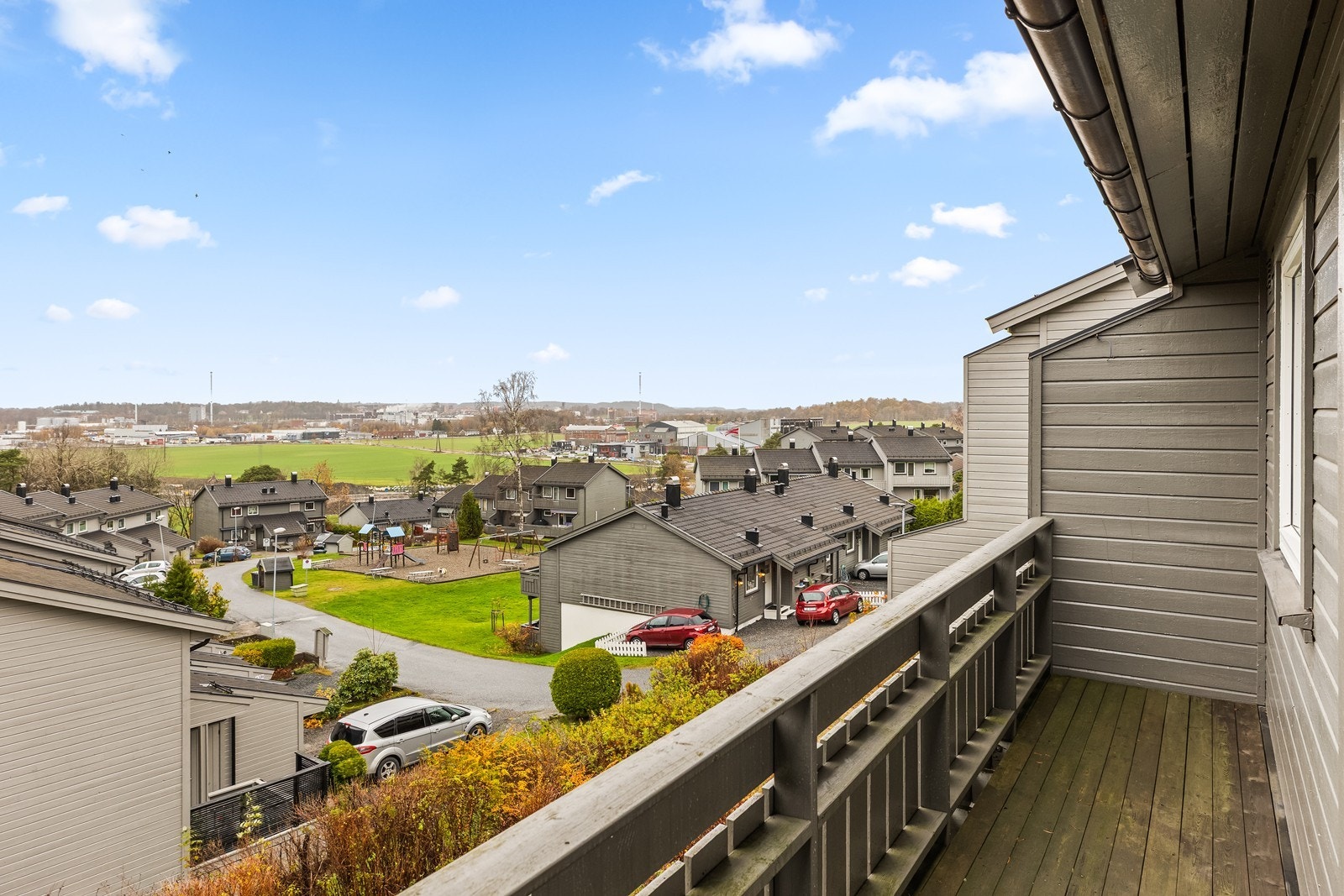 Fra verandaen i andre etasje er det utsikt over borettslagets fellesarealer og nærområdet. Galleribilde