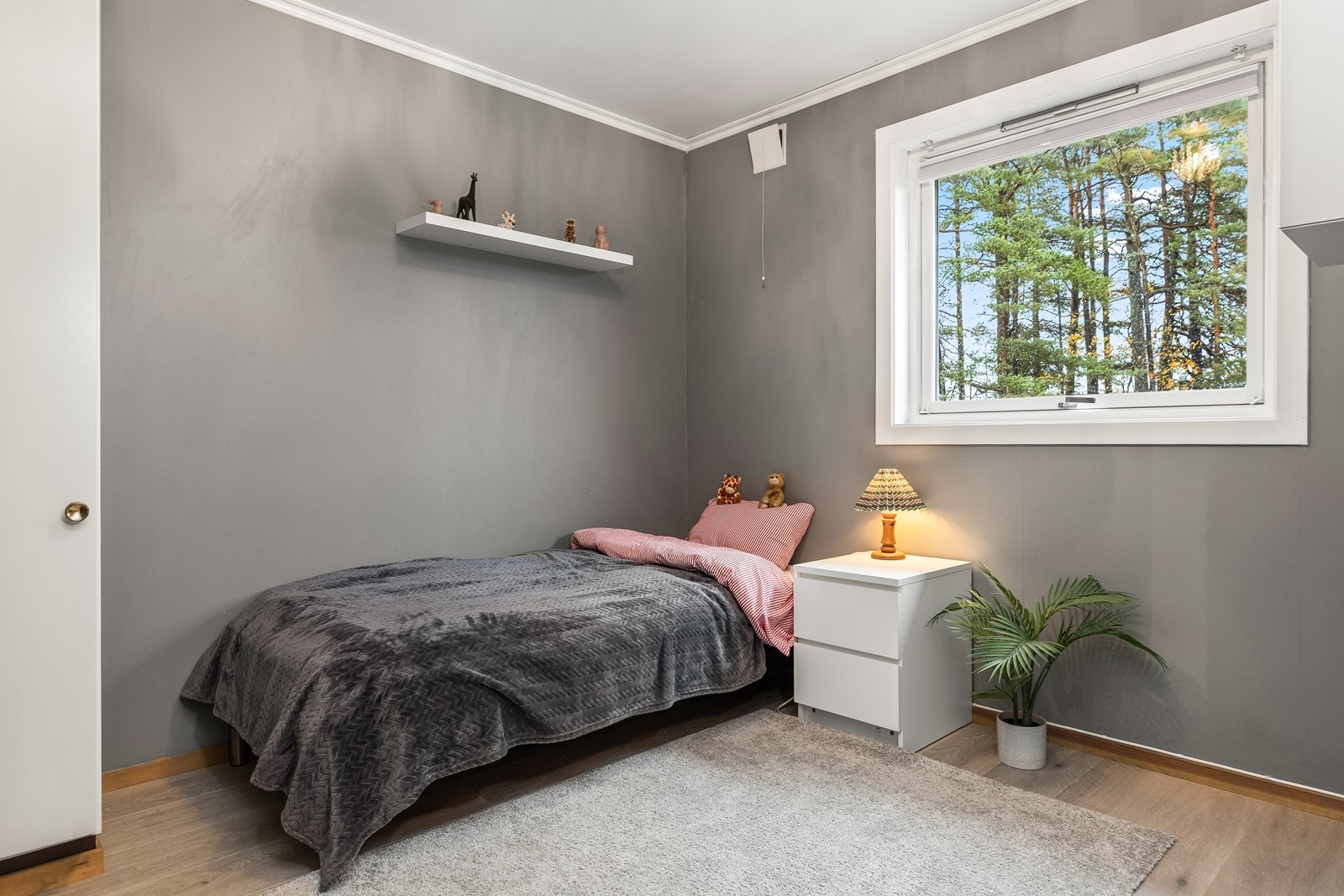 Det andre soverommet har en god størrelse, med plass til seng og oppbevaring. Galleribilde