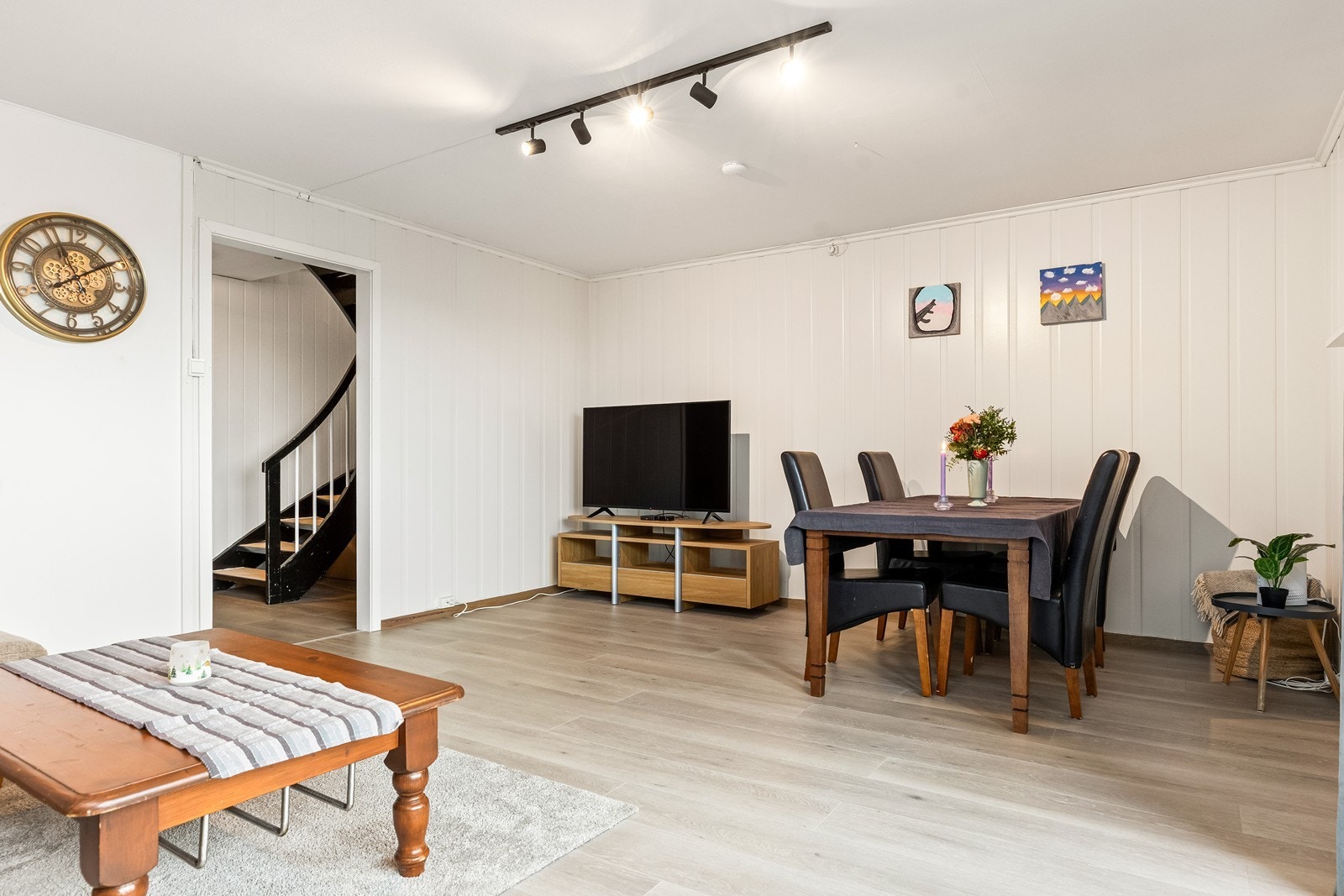 Fra stuen er det åpen tilgang til gangen og trappen til andre etasje. Galleribilde