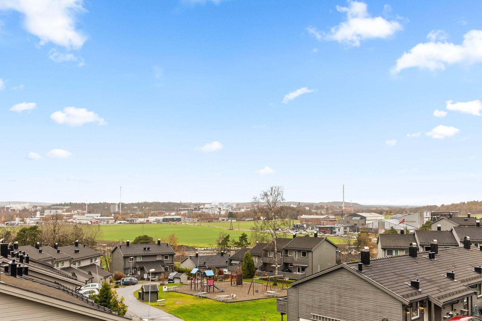 Boligen ligger i et barnevennlig område med kort vei til lekeplasser, skoler og barnehager. Galleribilde