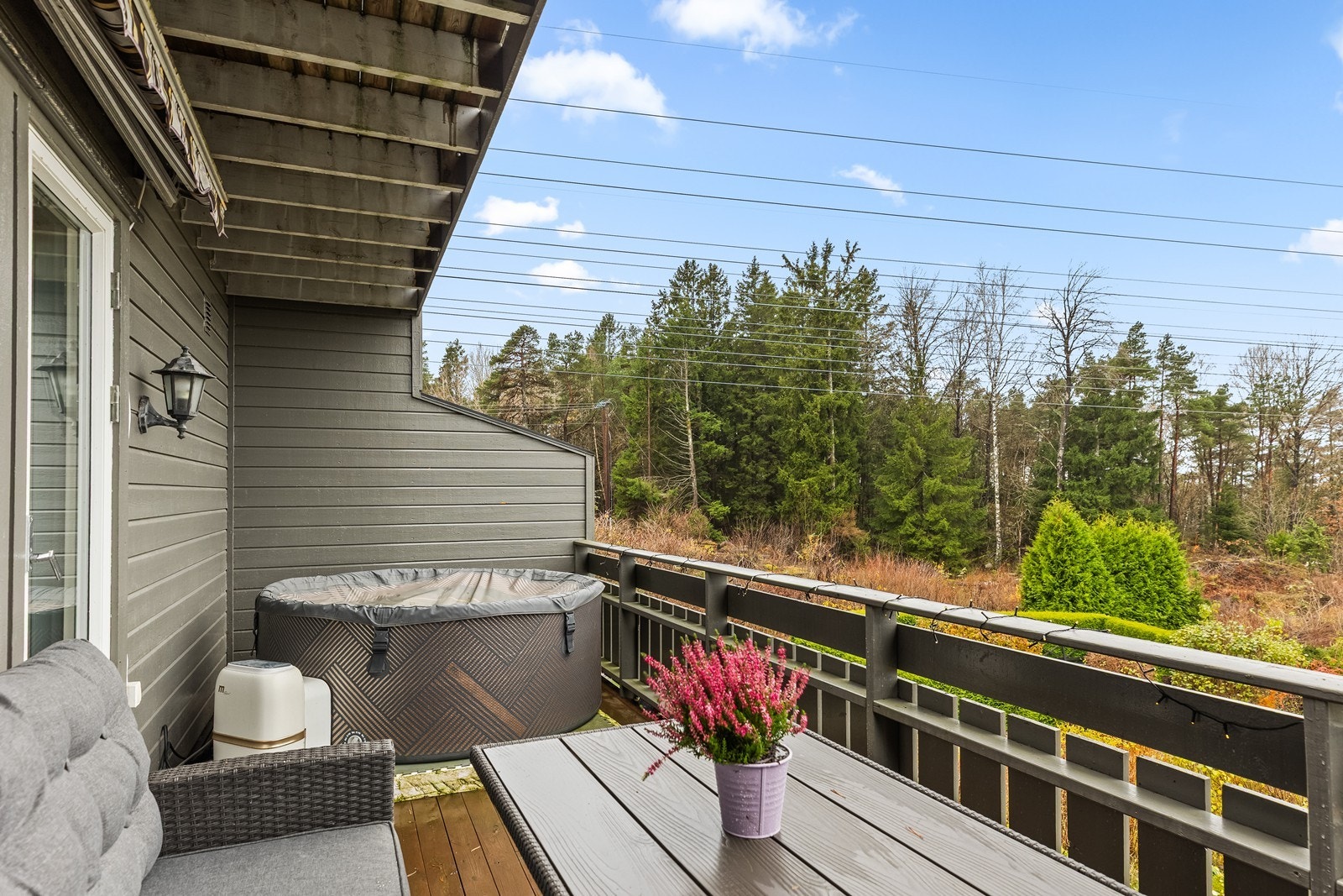 Uteplassen vender mot sydvest og grenser mot et friområde. Galleribilde