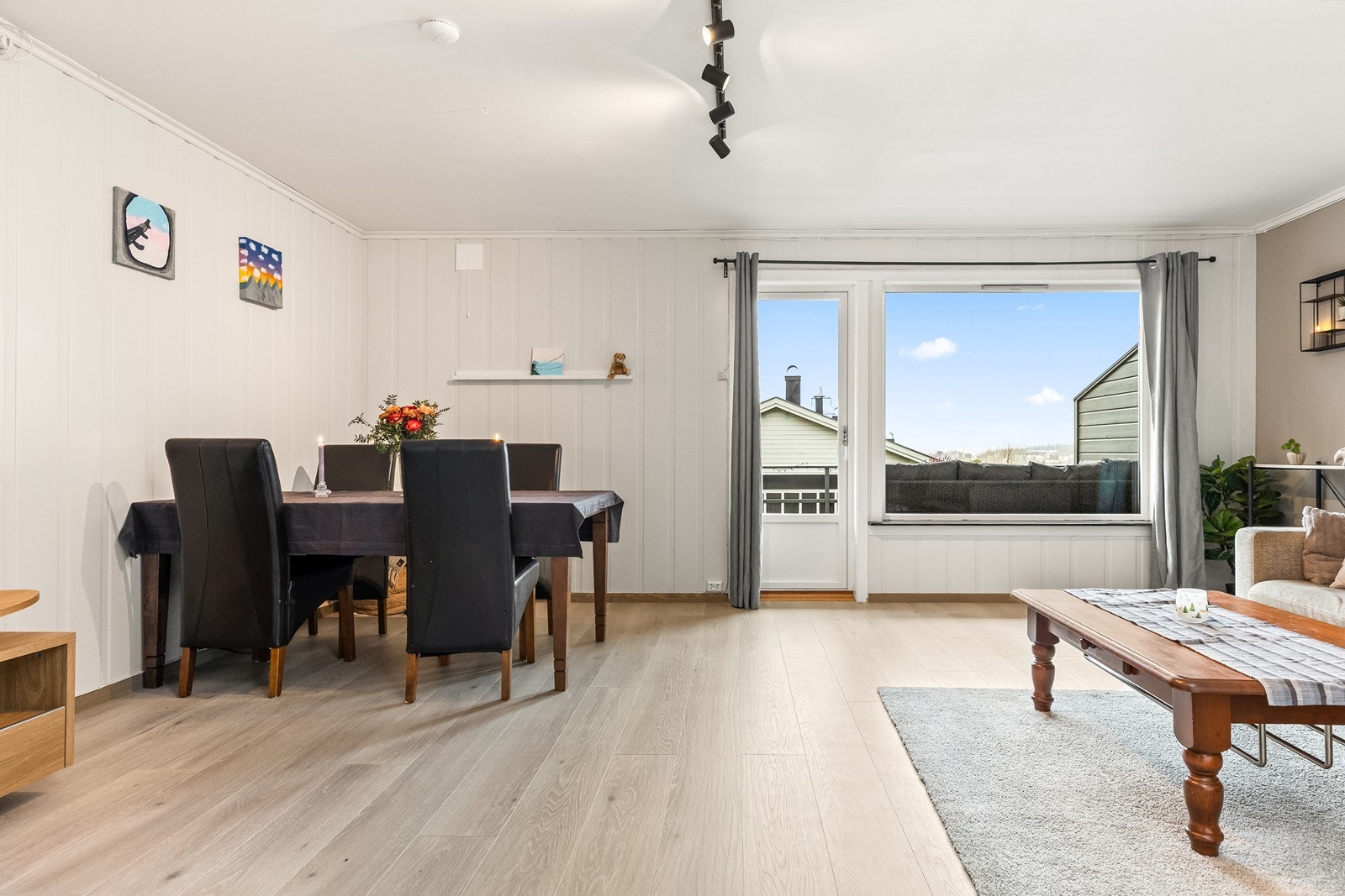 Direkte utgang fra stuen til en sydvestvendt veranda på 13 m². Galleribilde