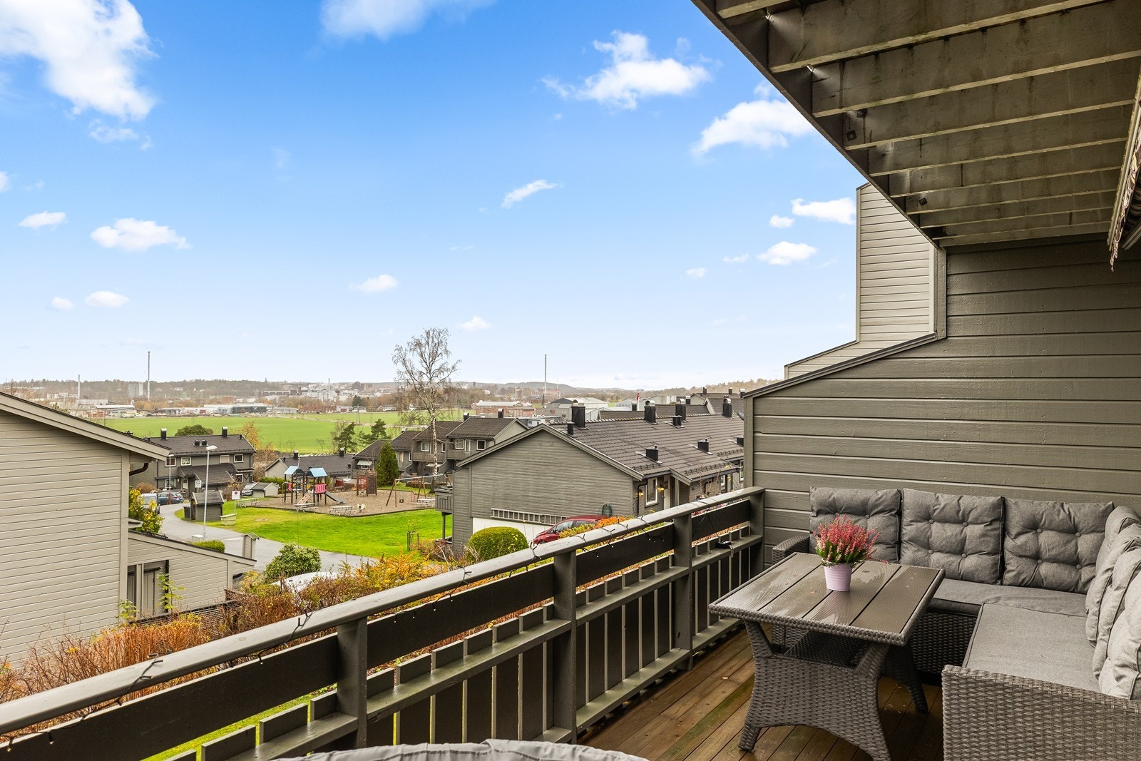 Den romslige verandaen har god plass til en sittegruppe for sosiale sammenkomster. Galleribilde