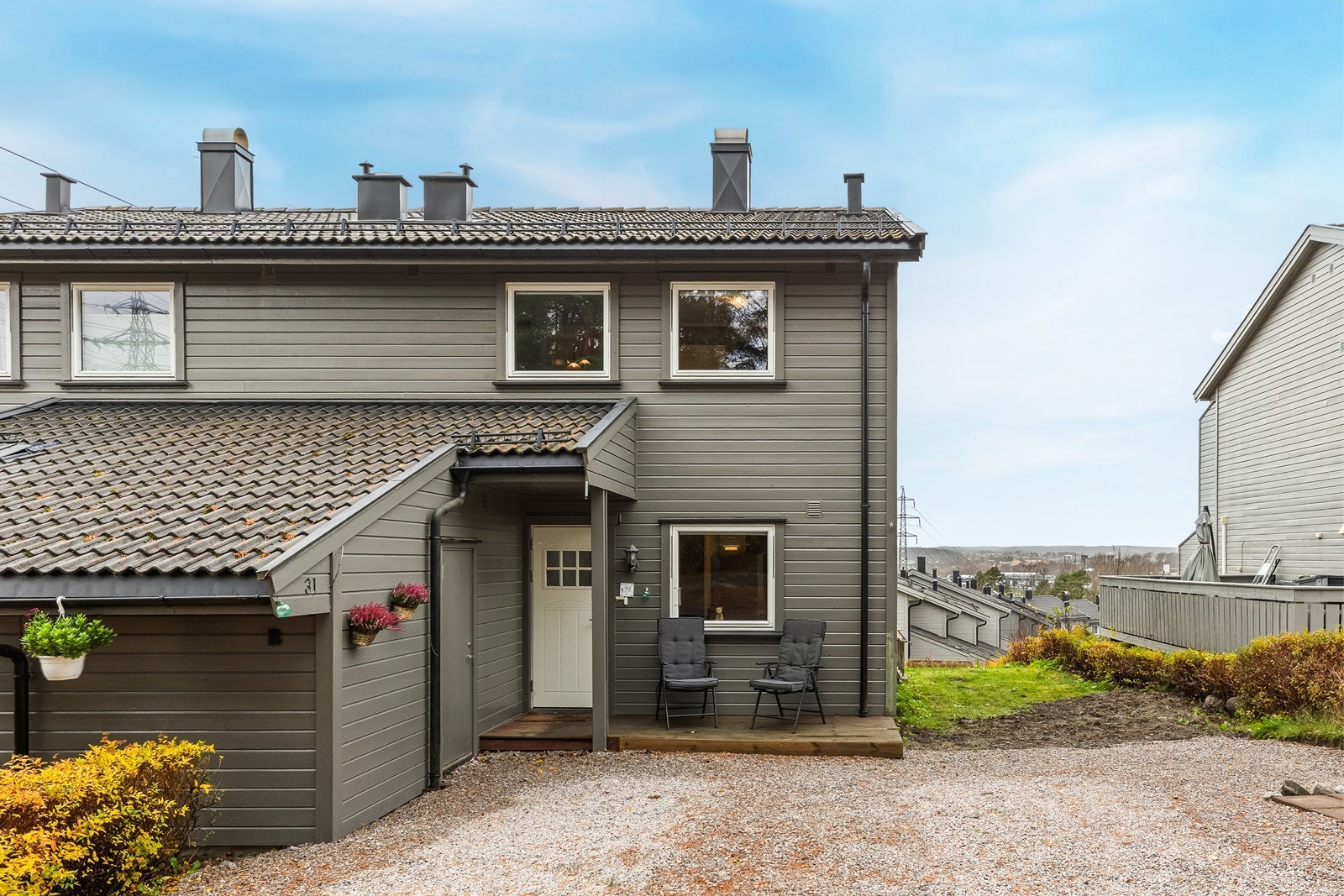 En innholdsrik halvpart av en tomannsbolig over to plan med hage, veranda og balkong. Galleribilde