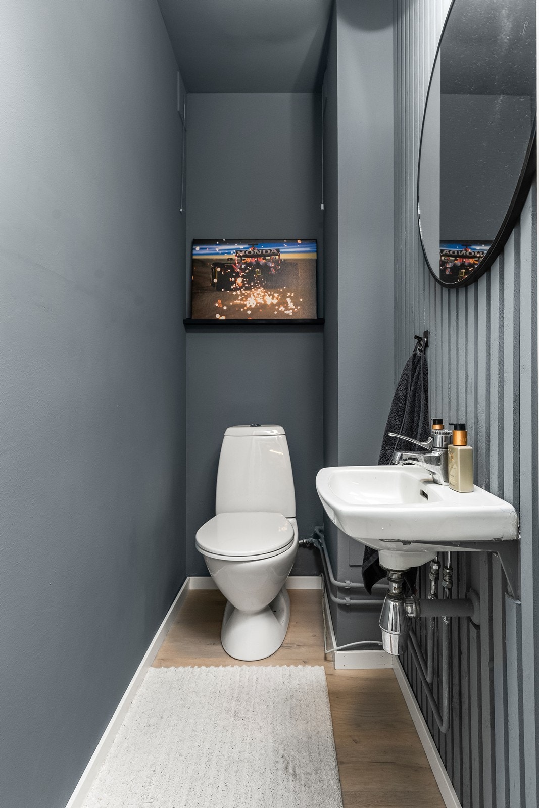 Toalettrommet i første etasje er utstyrt med servant og toalett. Galleribilde