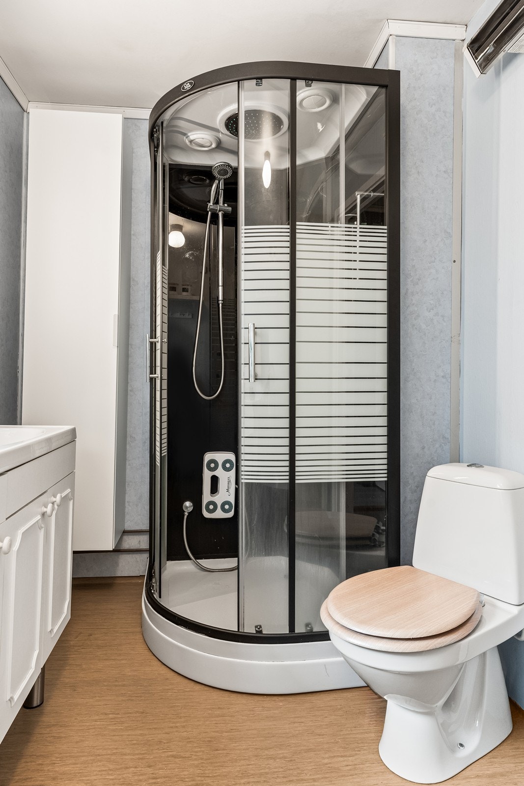 Rommet er innredet med servant, toalett og et praktisk dusjkabinett. Galleribilde