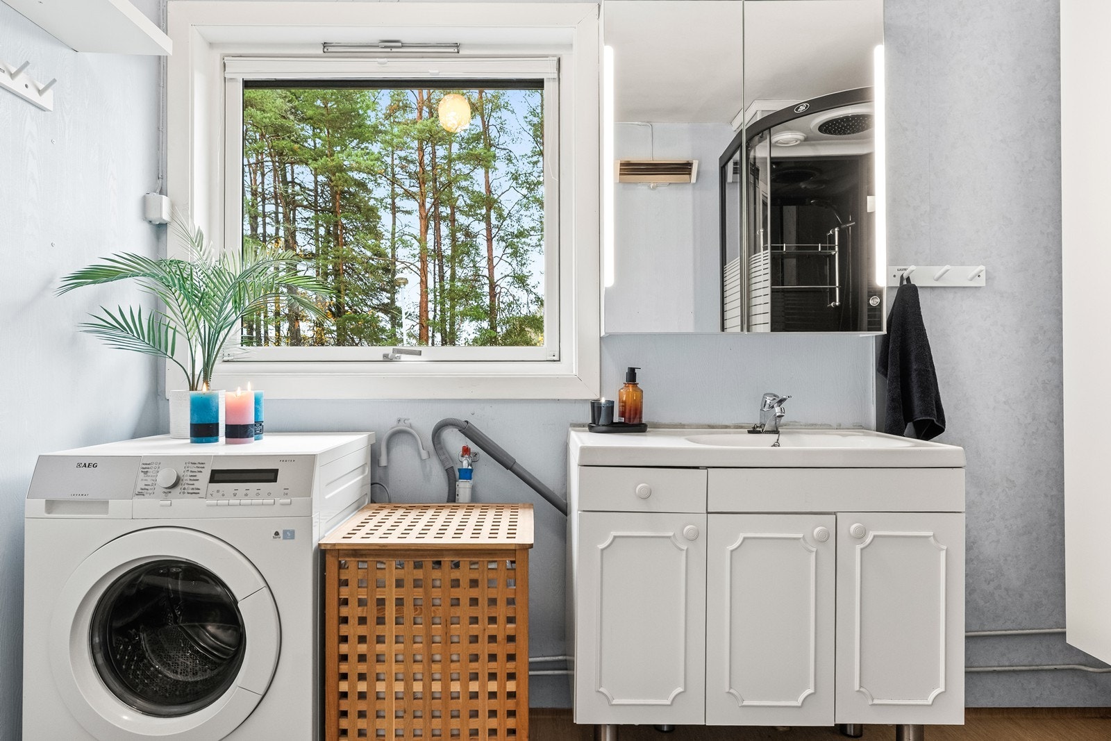 Badet i andre etasje har belegg på gulv, våtromsplater på veggene og opplegg for vaskemaskin. Galleribilde