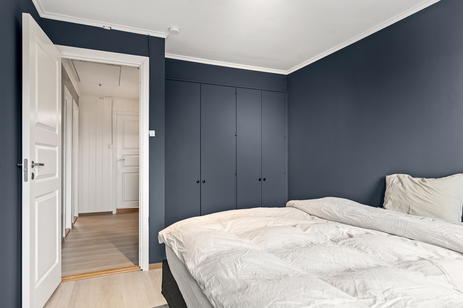 Soverommet har god plass til en garderobeløsning for effektiv oppbevaring. Galleribilde