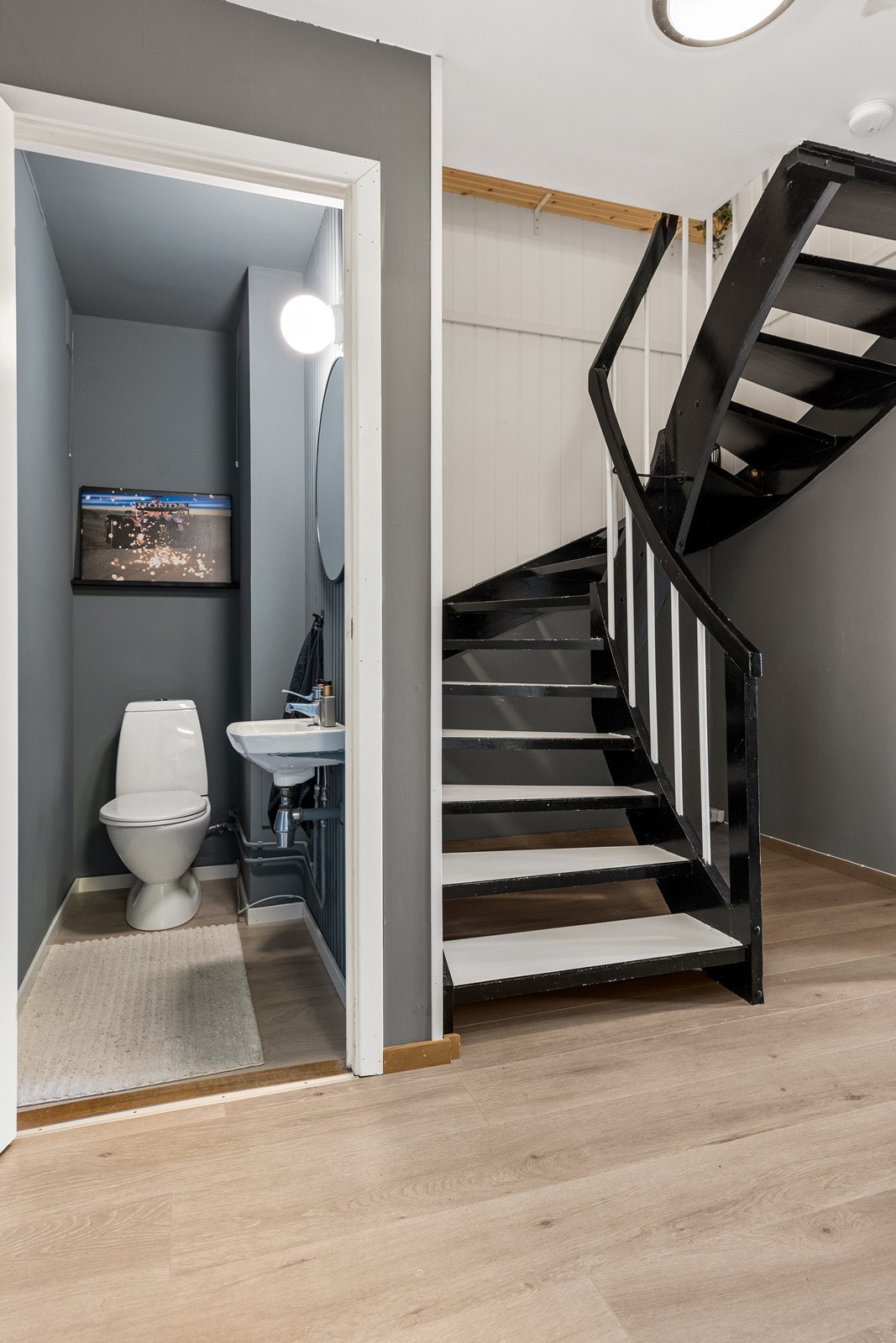 I tilknytning til trapperommet ligger et praktisk toalettrom. Galleribilde