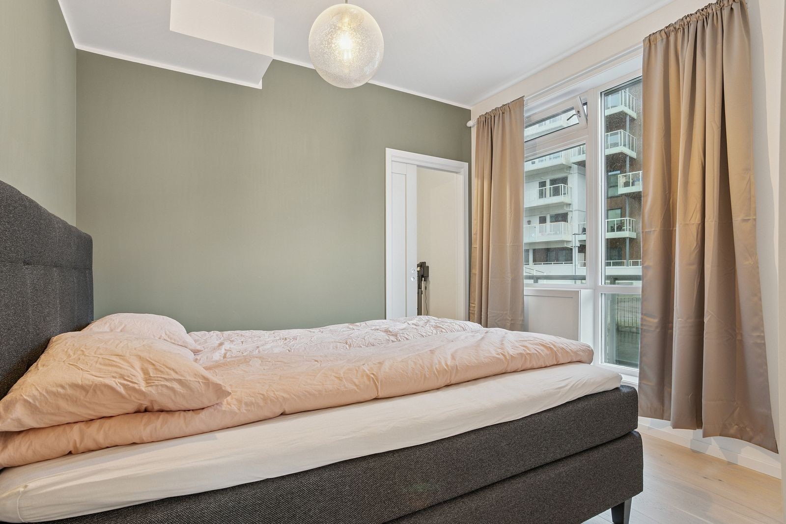 Hovedsoverom med egen garderobedel/bod. Galleribilde