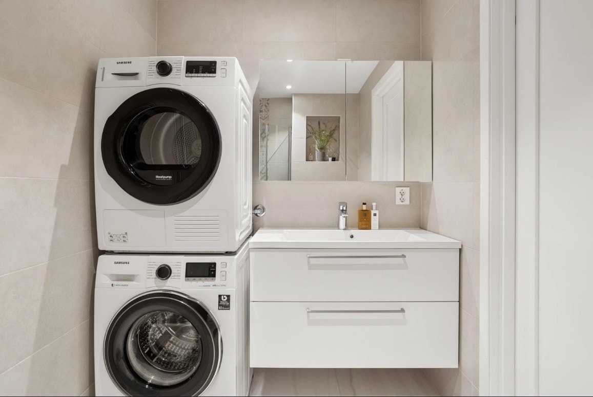 Badet inneholder servant, toalett, dusj, vaskemaskin og tørketrommel. Galleribilde