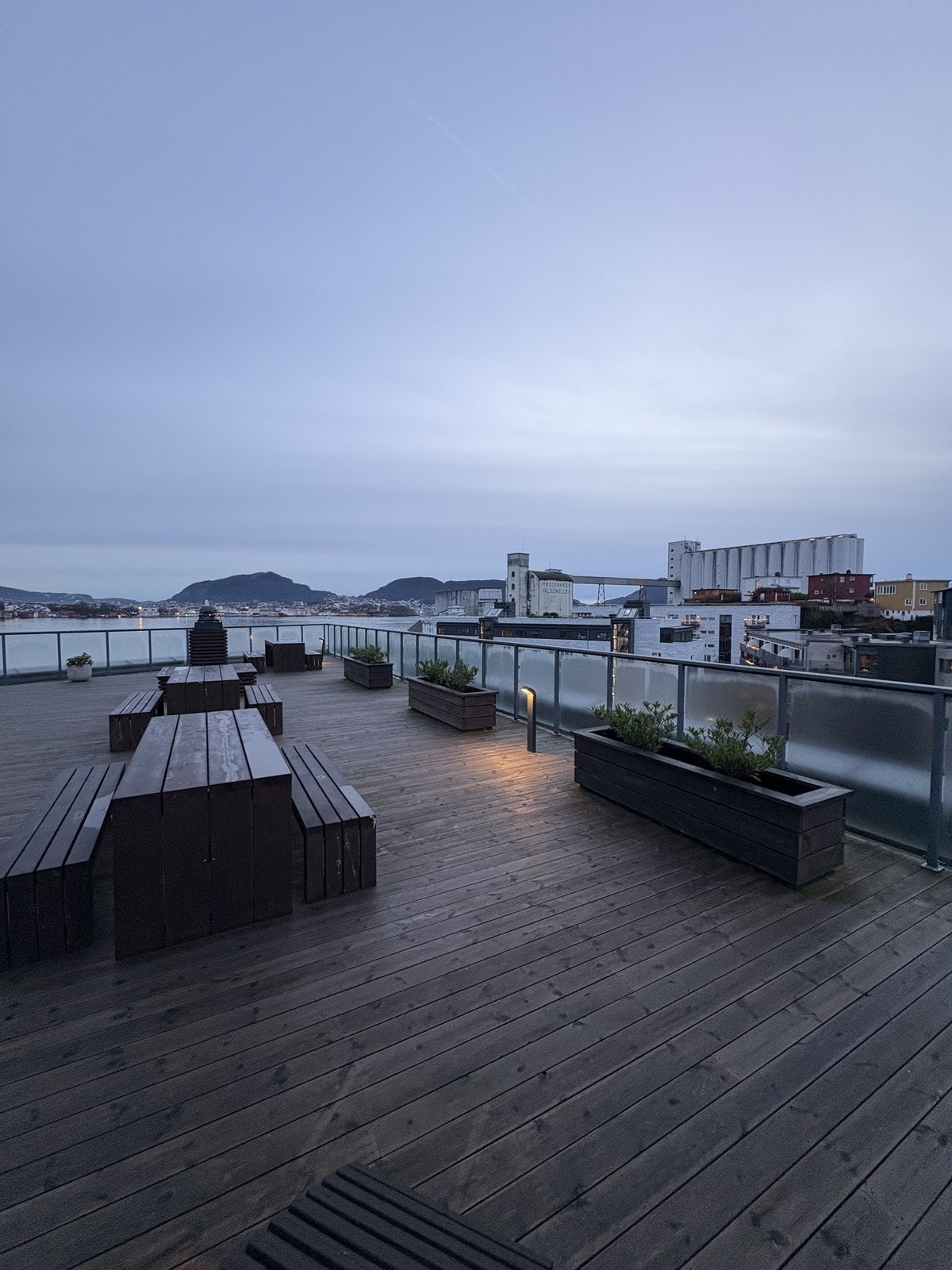 Leiligheten har tilgang på felles takterrasse med fantastisk utsikt og gode solforhold! Galleribilde