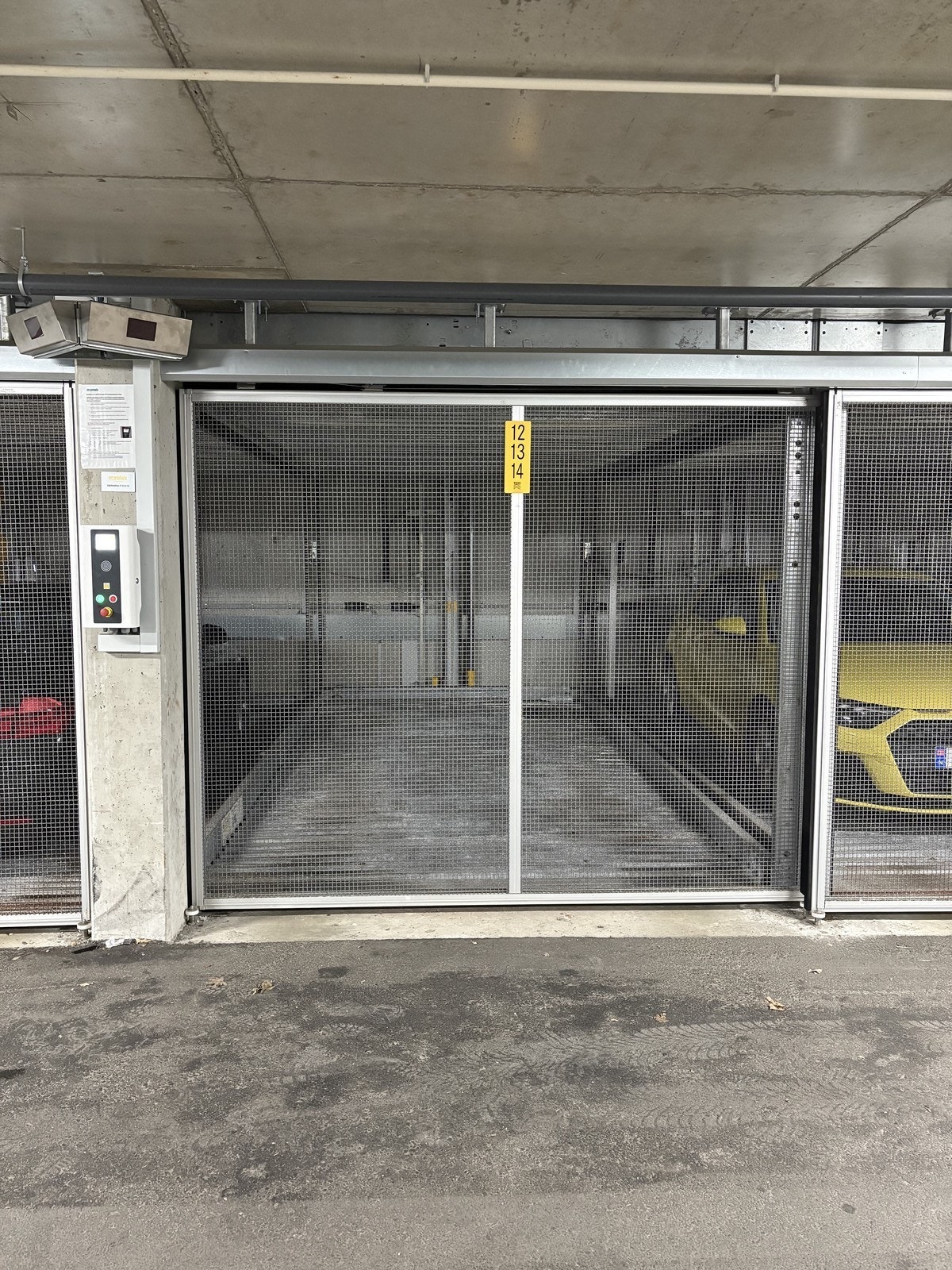 Parkeringsplass i garasjeanlegg. Galleribilde