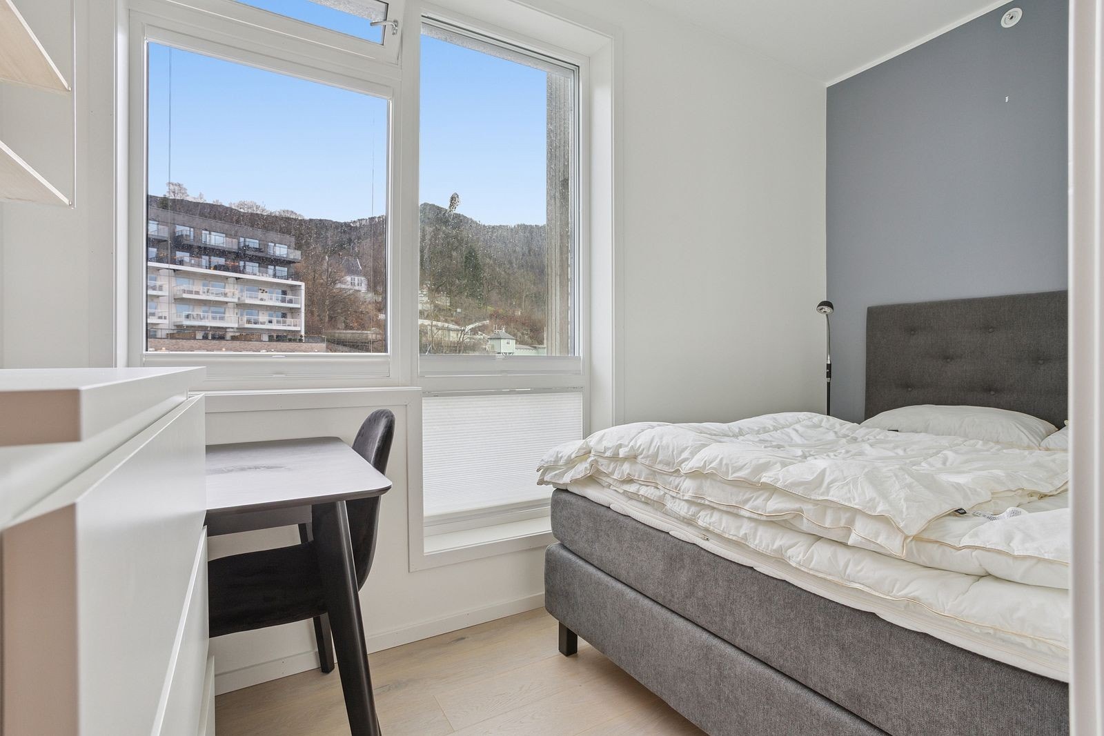 Gjesterom møblert med seng og kontorpult. Galleribilde