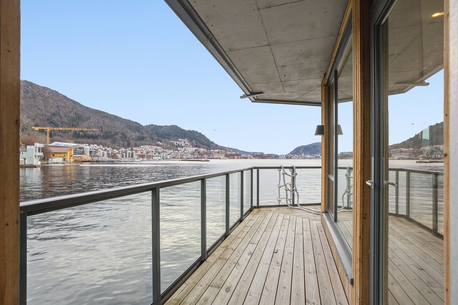 Leiligheten har romslig veranda med nydelig utsikt og gode solforhold. Galleribilde