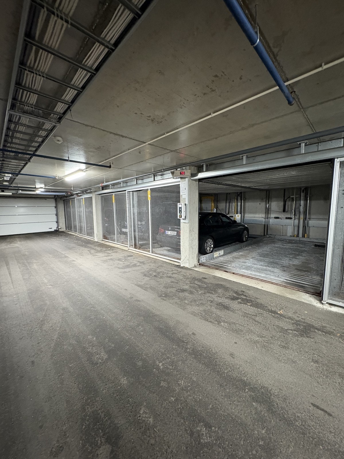 Med leiligheten kommer det privat parkeringsplass i garasjeanlegg. Galleribilde