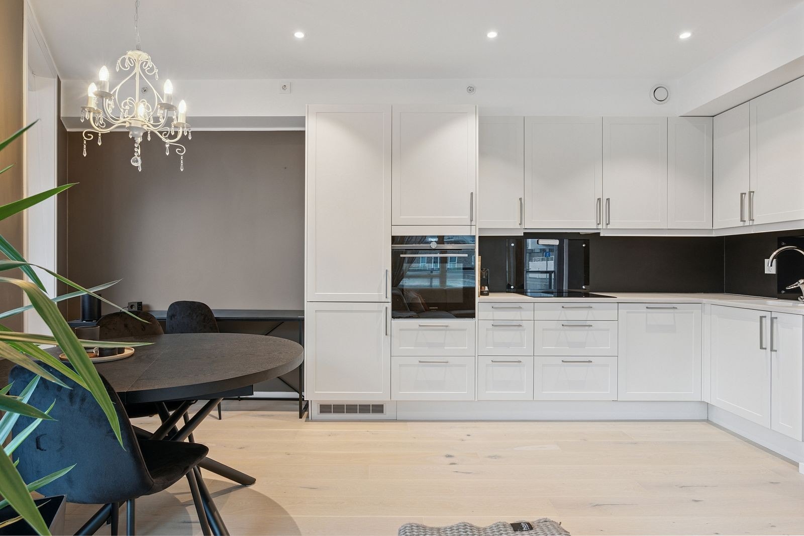 Leiligheten har åpen kjøkkenløsning. Galleribilde