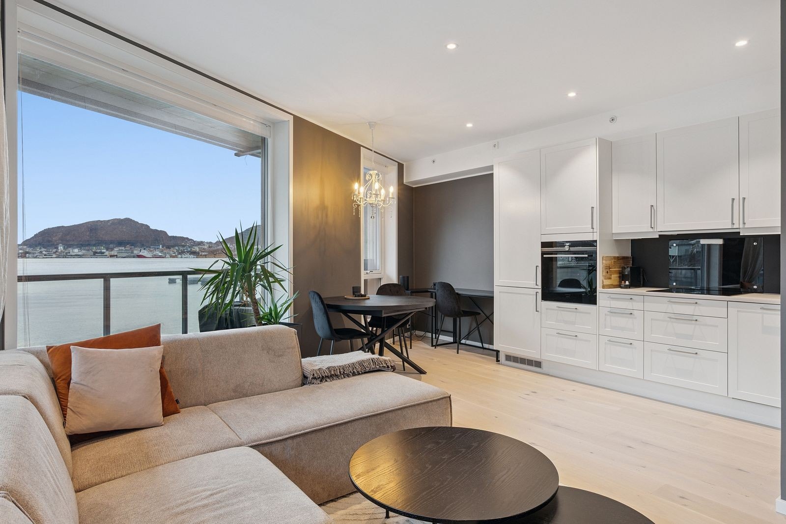 Åpen stue/kjøkken. Galleribilde