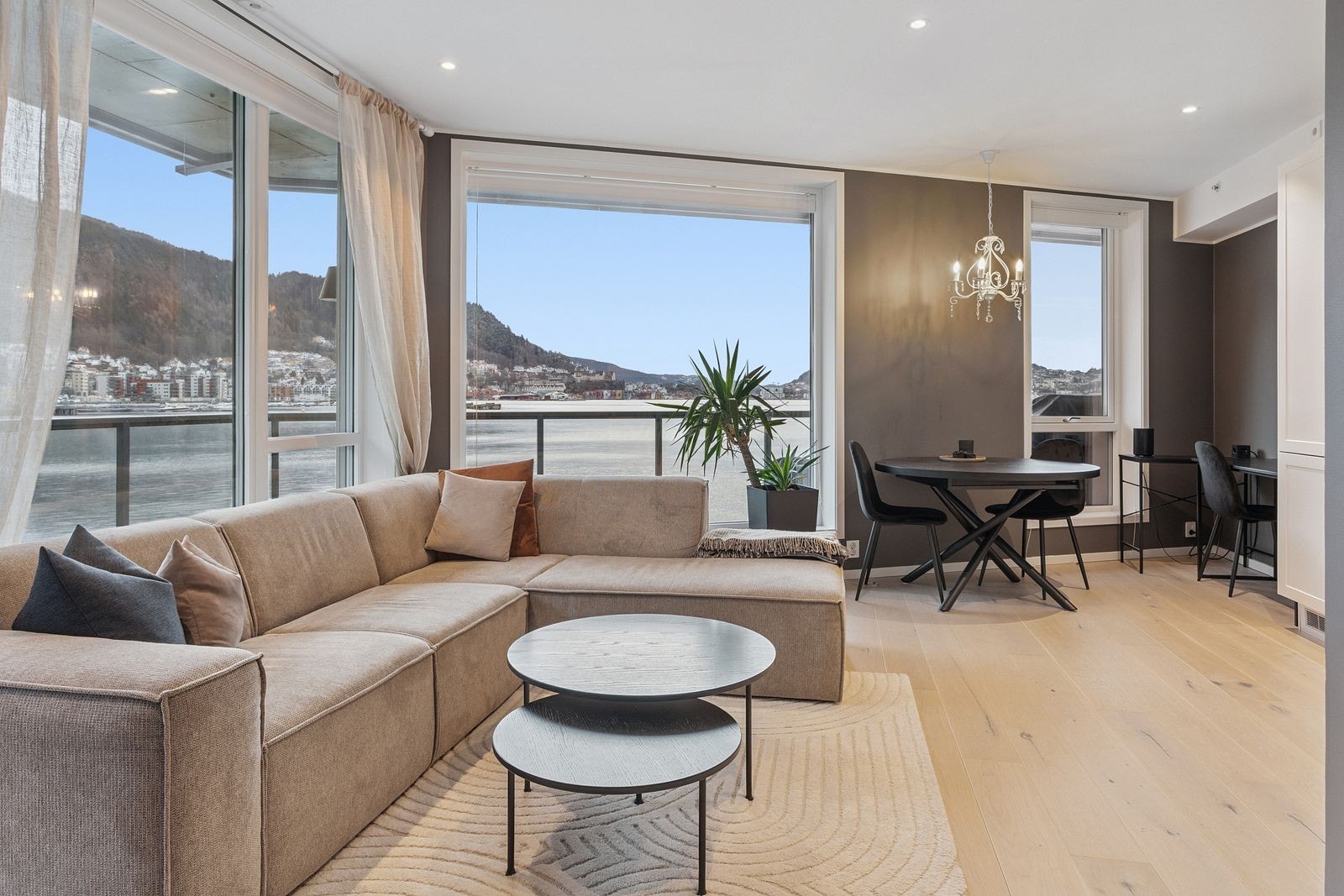 Stue med store vinduer som slipper inn naturlig lys og fantastisk utsikt. Galleribilde