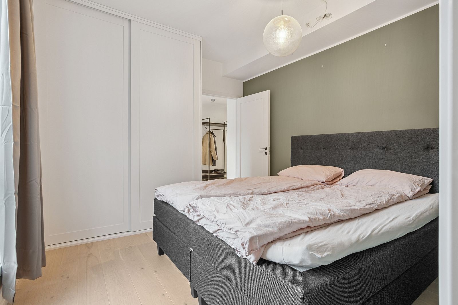 Hovedsoverommet har stor skyvedørsgarderobe. Galleribilde