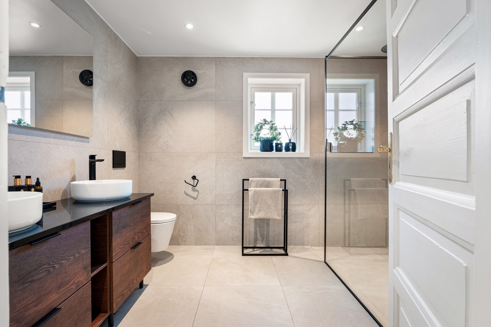 Boligen har et romslig og meget delikat flislagt baderom med varmekabler i gulvet og downlights i himling. Galleribilde