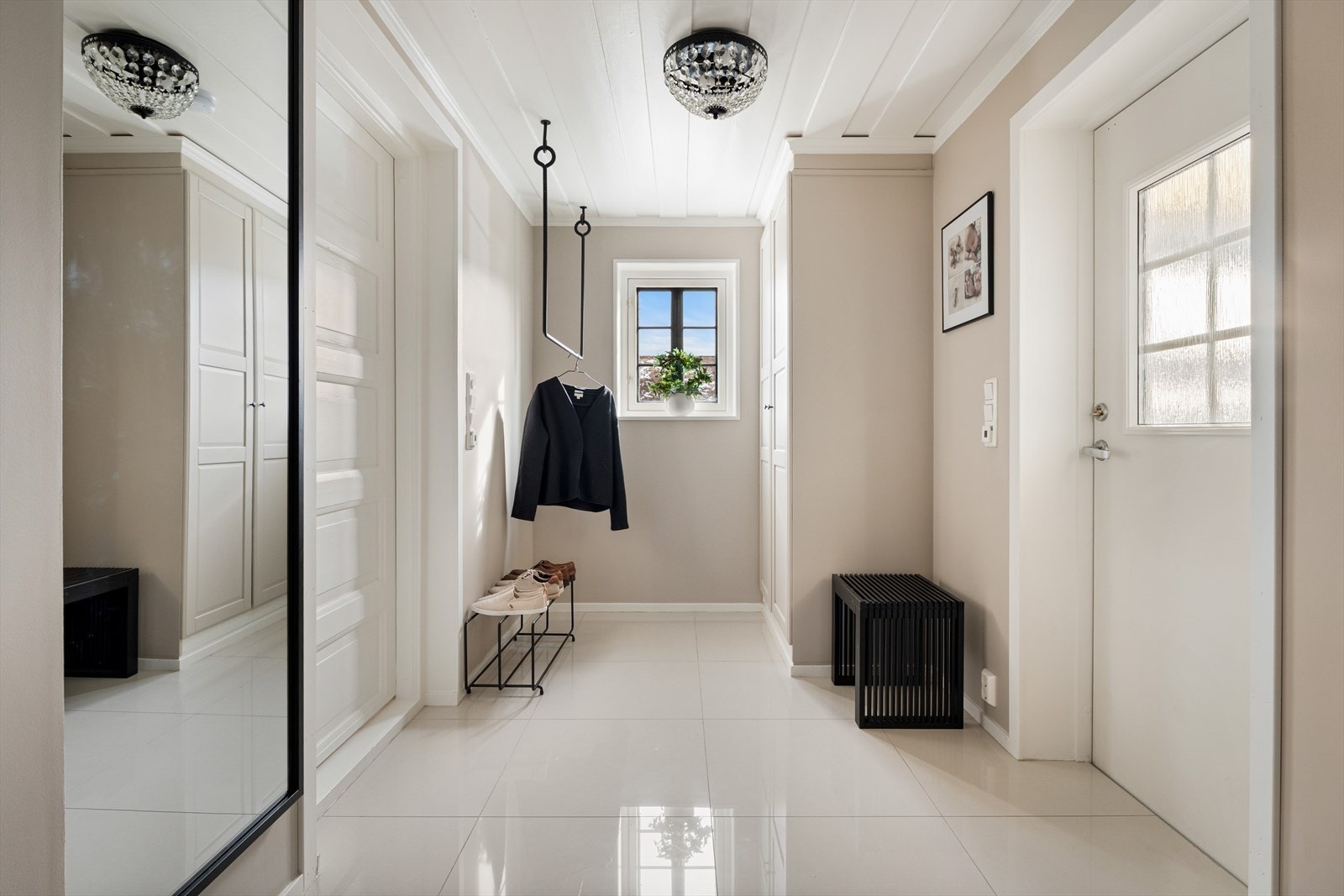 Innbydende entré/gang med rikelig av skap/garderobeplass, flislagt gulv med varmekabler. Velkommen inn! Galleribilde