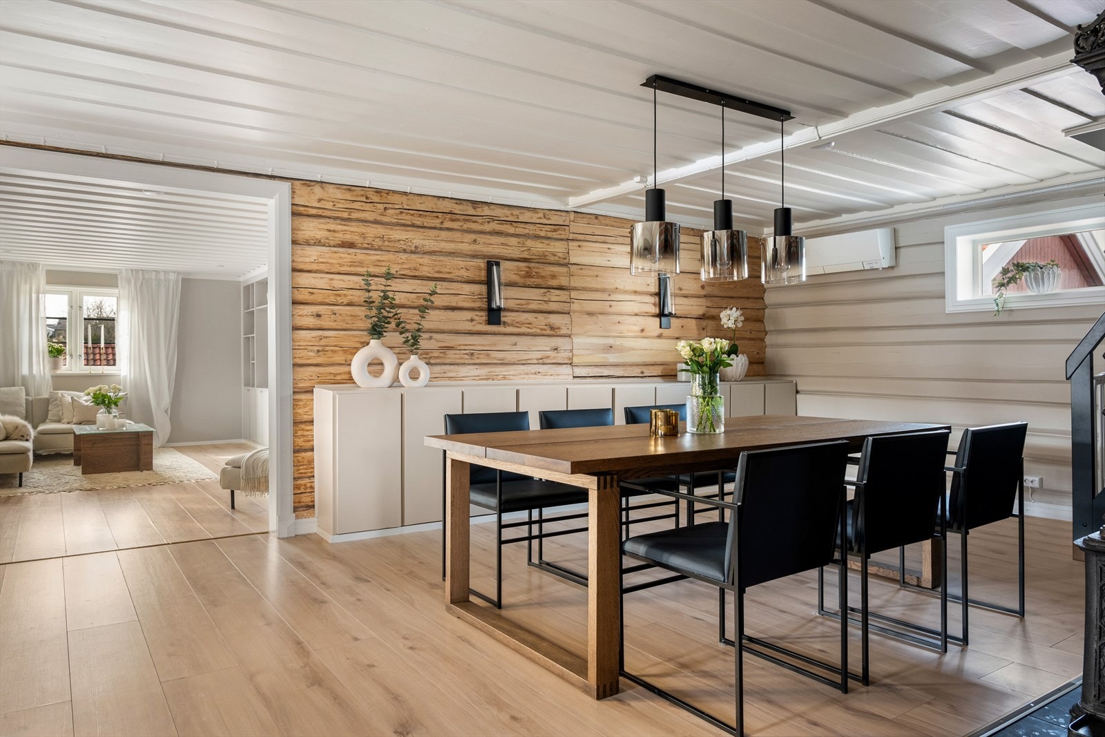 Boligen har i tillegg en meget romslig spisestue med plassbygde oppbevaringsskap og varmepumpe. Galleribilde