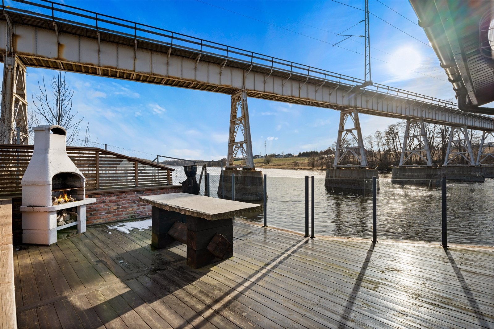 Brygge med utepeis. Galleribilde