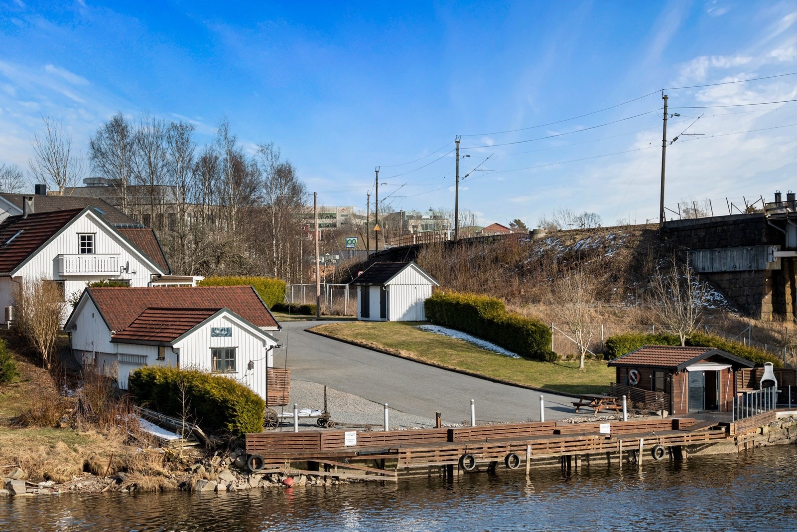 Eiendommen disponerer/leier et tilleggsareal på ca. 832,25 m², som er beliggende mellom boligen og jernbanen. Eier/utleier av tomtearealet er Bane Nor Eiendom, og det er inngått skriftlig avtale om leie og bruk av nevnte tomteareal. Galleribilde