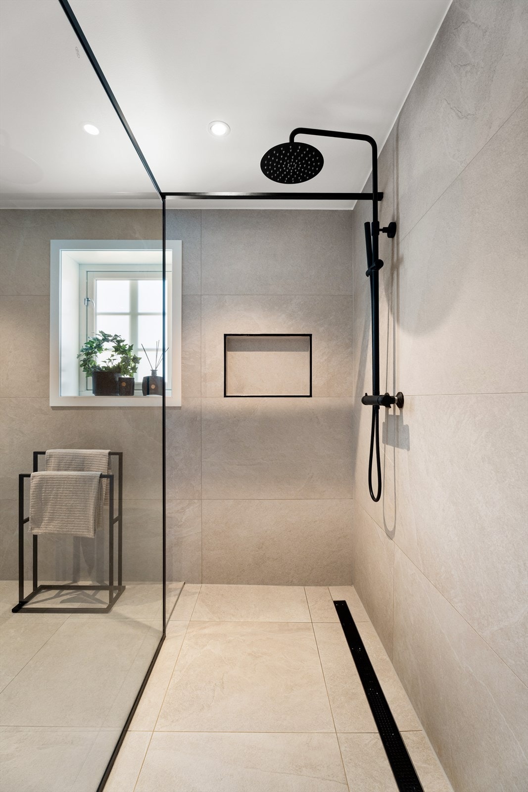 Baderommet har alle forutsetninger for at du skal få en flott start på dagen! Galleribilde