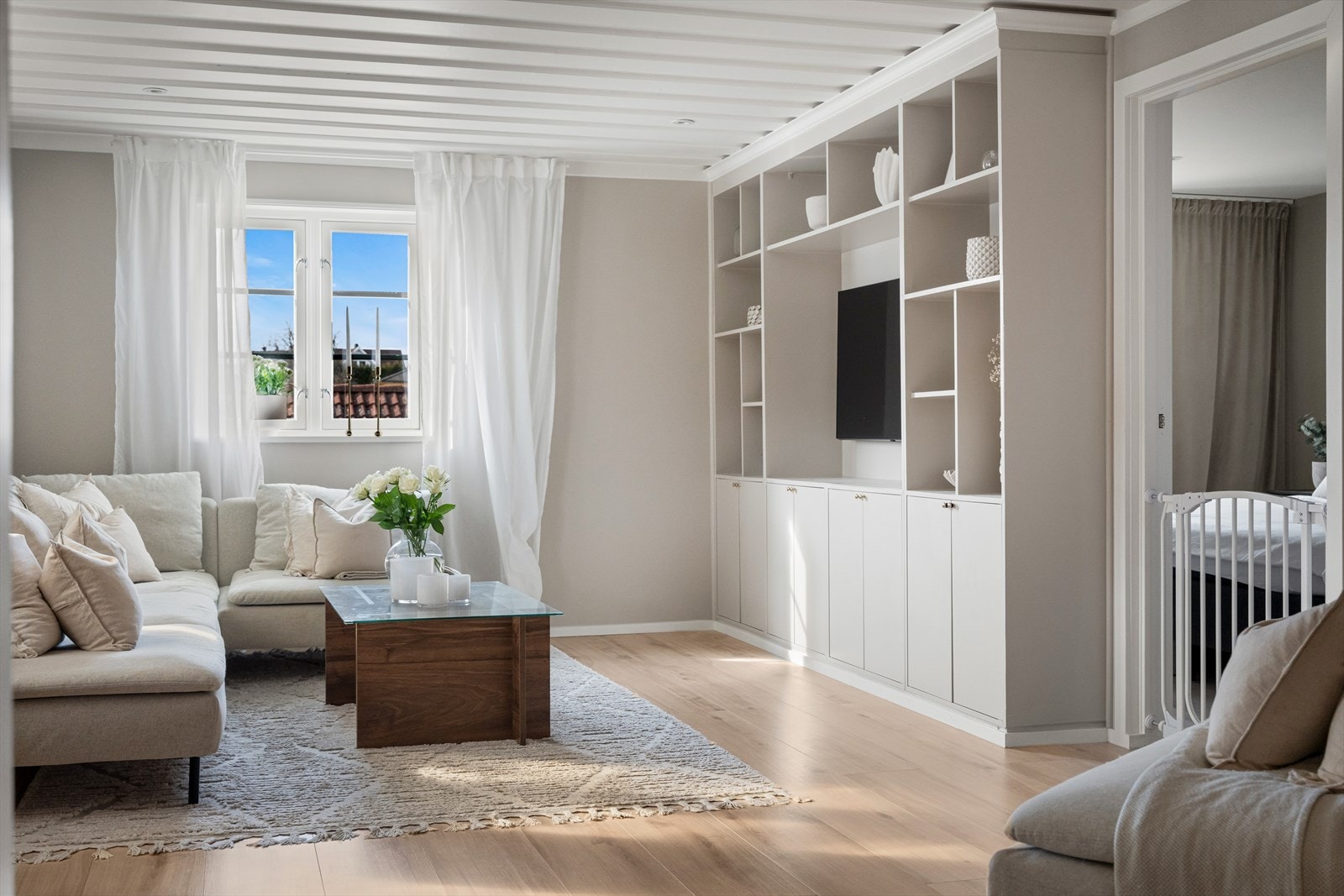 På stuen er det bygd en plassbygd seksjon med stilig- og praktisk design. Galleribilde