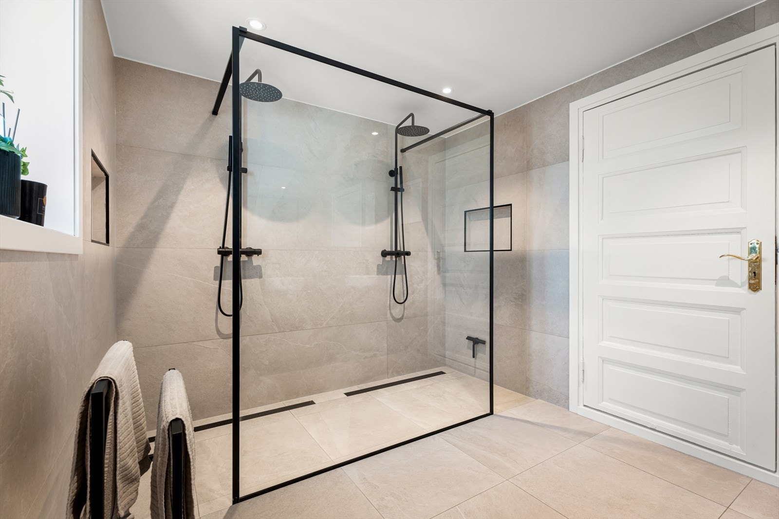 Baderommet har i tillegg en stor dusjsone for to med regndusj og hånddusj. Galleribilde