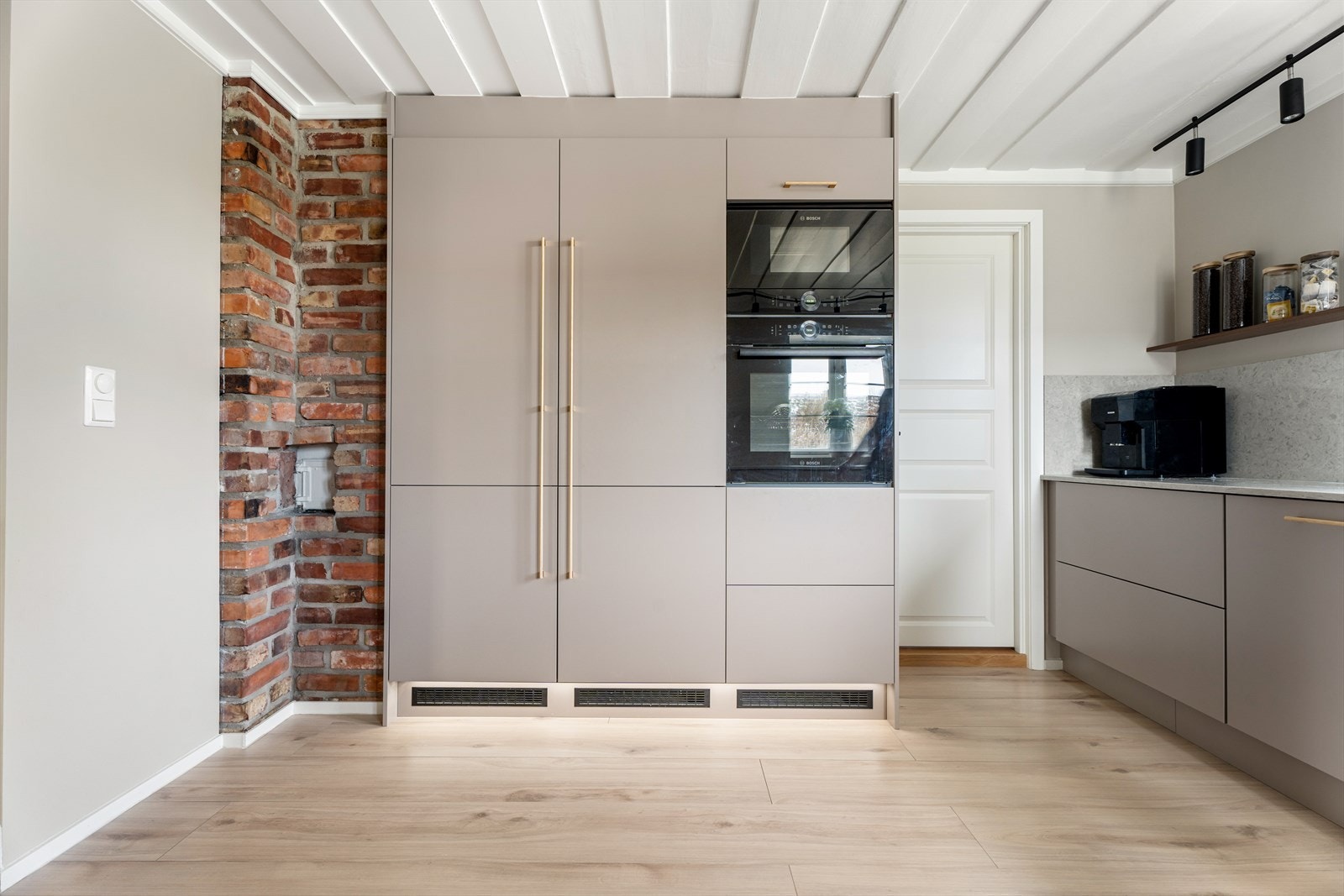 Kjøkkenet har integrert kjøleskap, fryseskap, vinskap, mikrobølgeovn, oppvaskmaskin, stekeovn samt induksjonstopp med integrert ventilator. Galleribilde