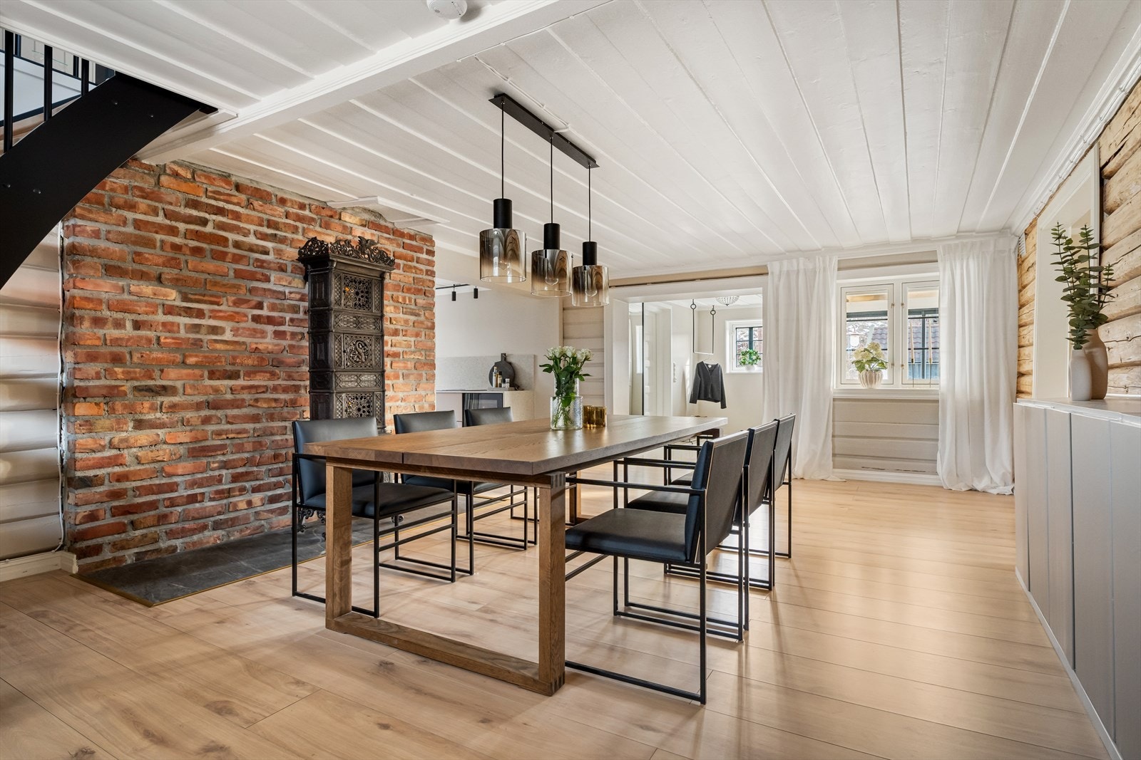 I spisestuen står det en klassisk og meget kledelig etasjeovn. Galleribilde