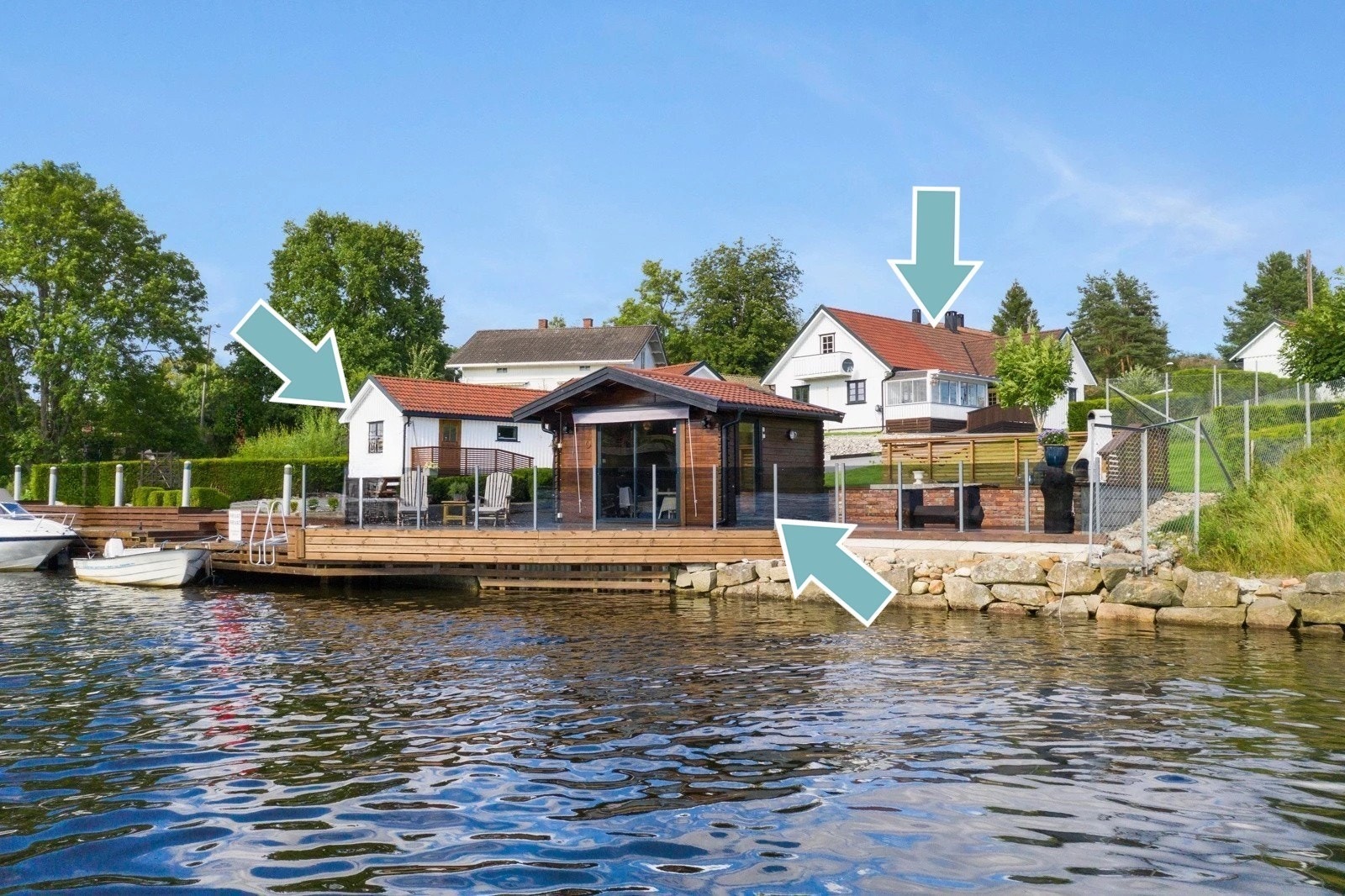 Eiendommen har flott, solrik beliggenhet ved vannkanten. Galleribilde