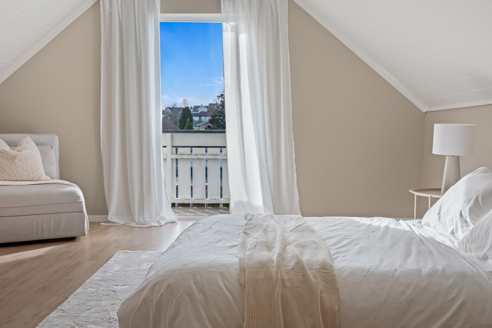 Soverommet har utgang til en koselig luftebalkong med flott utsikt utover vannet. Galleribilde