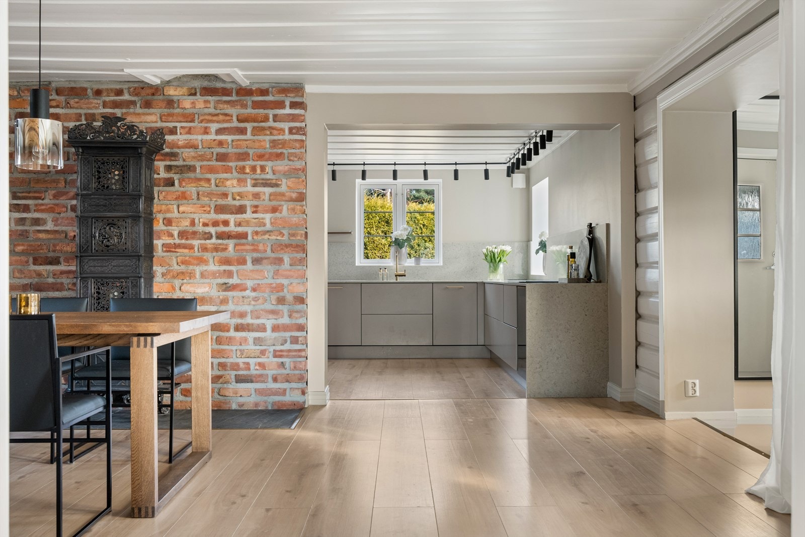 Boligen har en perfekt blanding av nye materialer og gamle tømmer- og teglsteinsvegger. Galleribilde