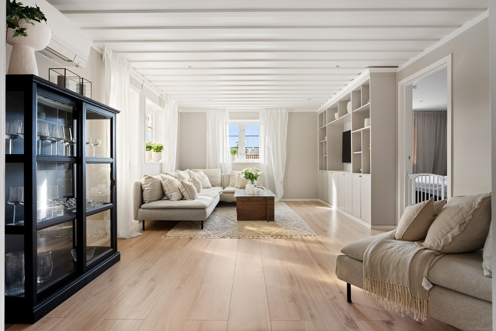 Boligen har en lys og pen stue med varmepumpe og god plass til flere typer sofaløsninger. Galleribilde