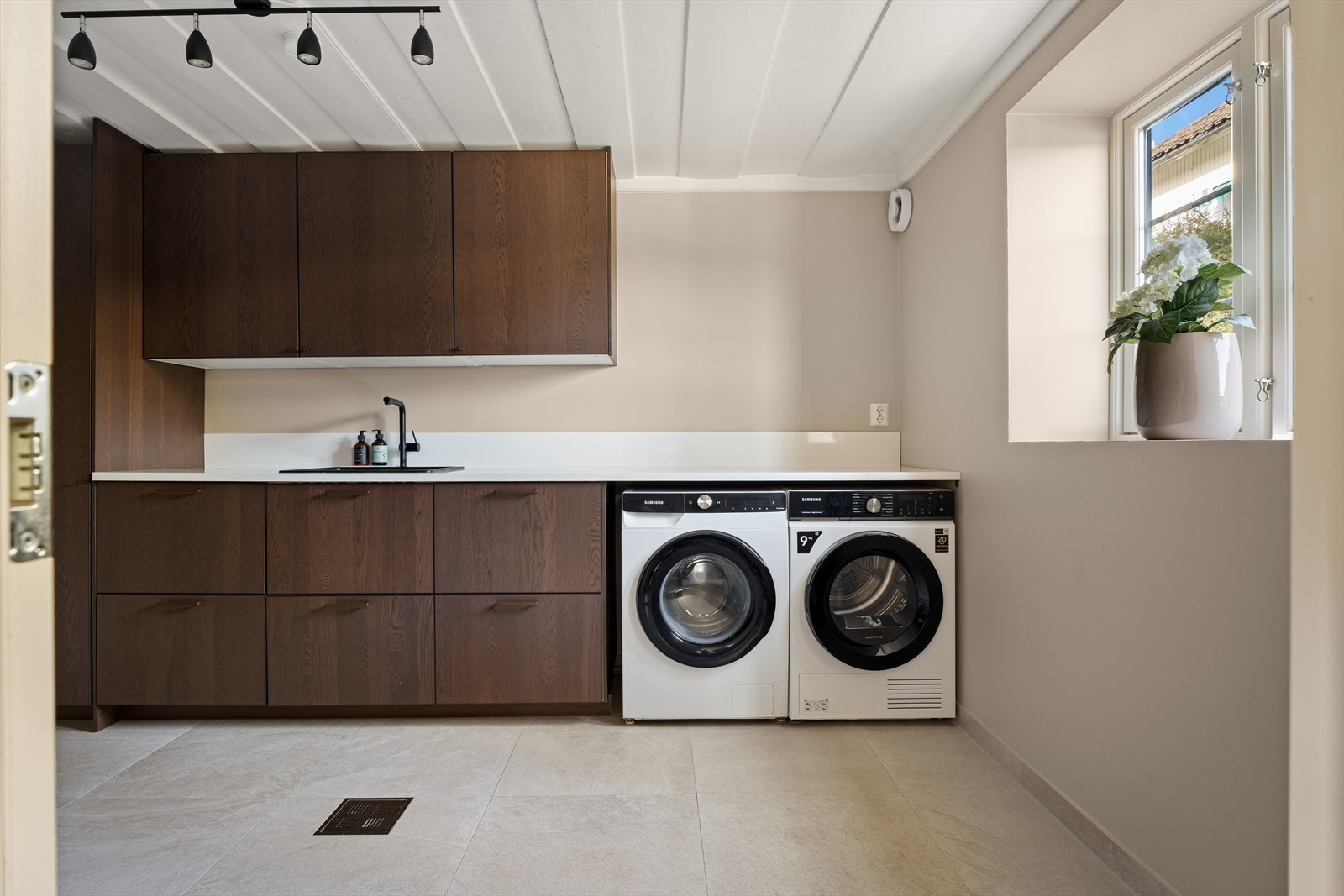 Boligen har i tillegg et praktisk og pent vaskerom med skapinnredning, skyllekum, opplegg for vaskemaskin og plass til tørketrommel. Galleribilde