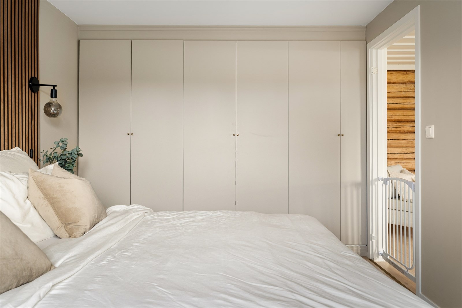 Soverommet har i tillegg rikelig med garderobeskap. Galleribilde