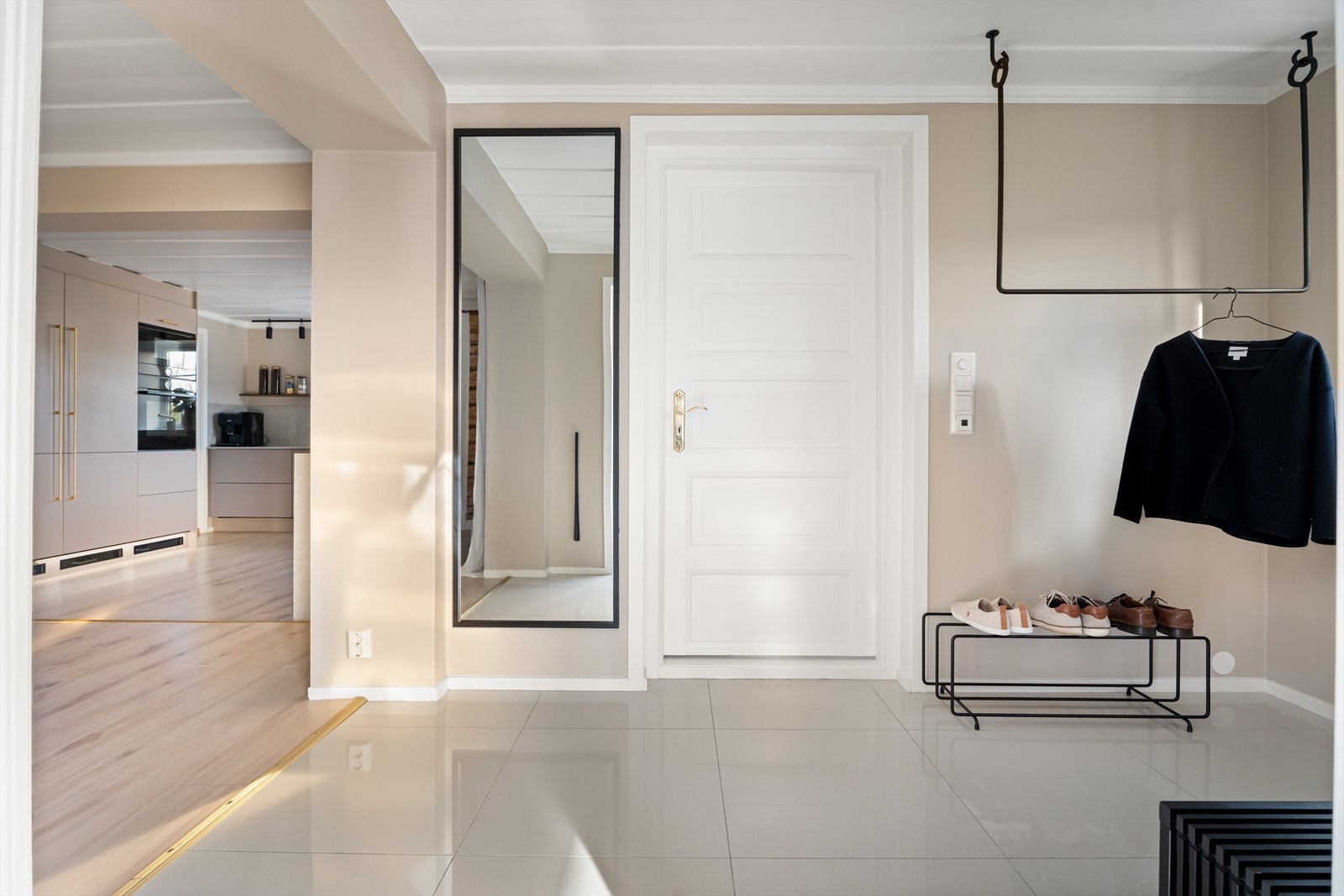 Det er godt med oppbevaringsplass til yttertøy og sko. Galleribilde