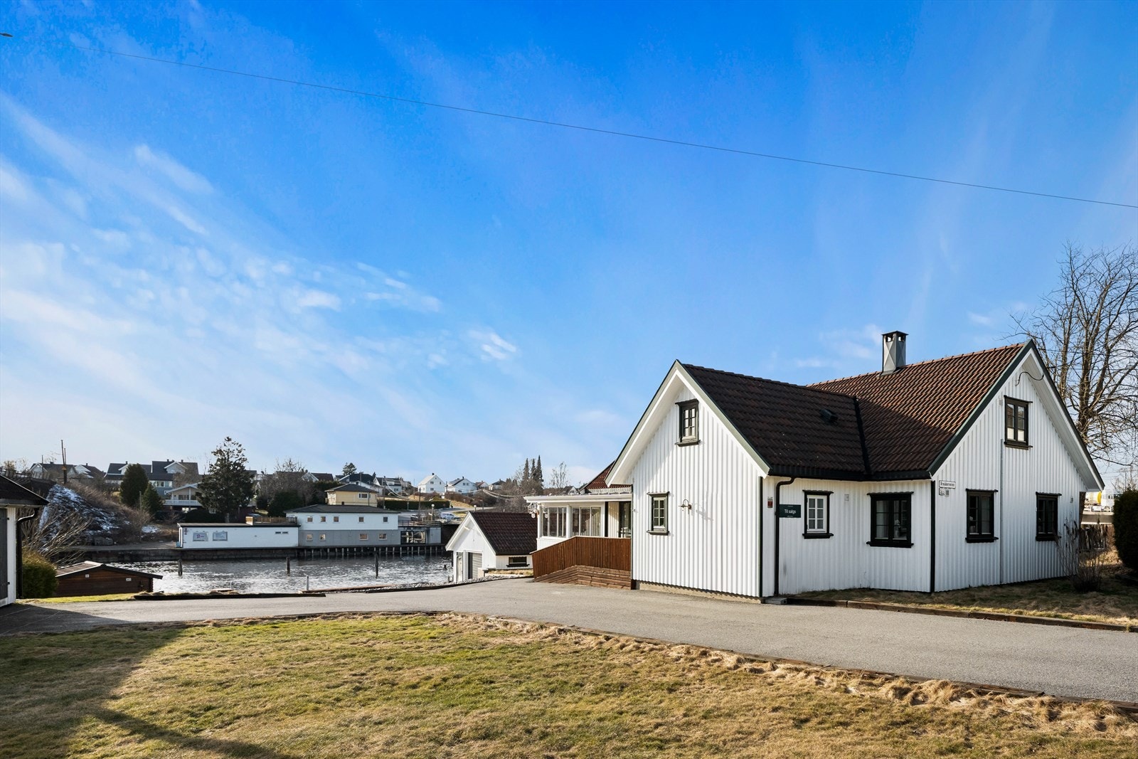 Boligen har asfaltert innkjørsel og gårdsplass. Galleribilde