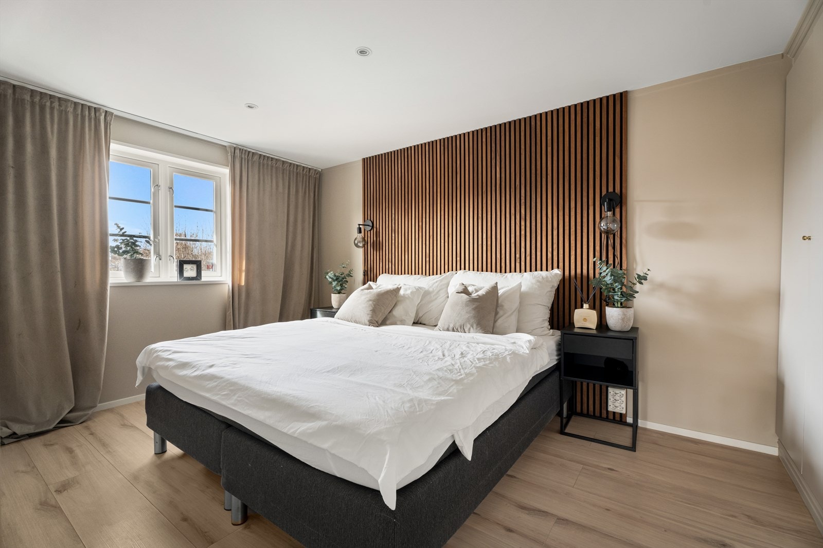 Soverom i første etasje med god plass til dobbeltseng og tilhørende nattbord. Galleribilde