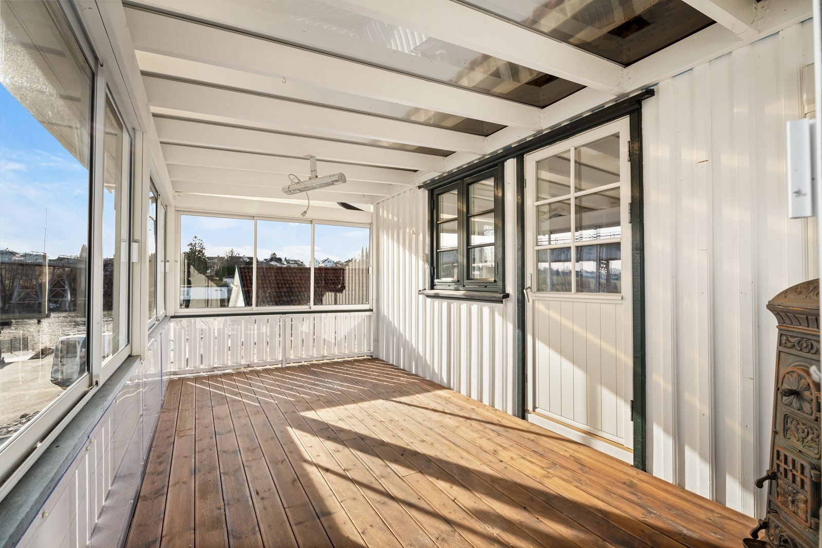 Størrelsen på terrassen gjør at det er enkelt å møblere med for eksempel sofakrok, spisebord og grill. Galleribilde