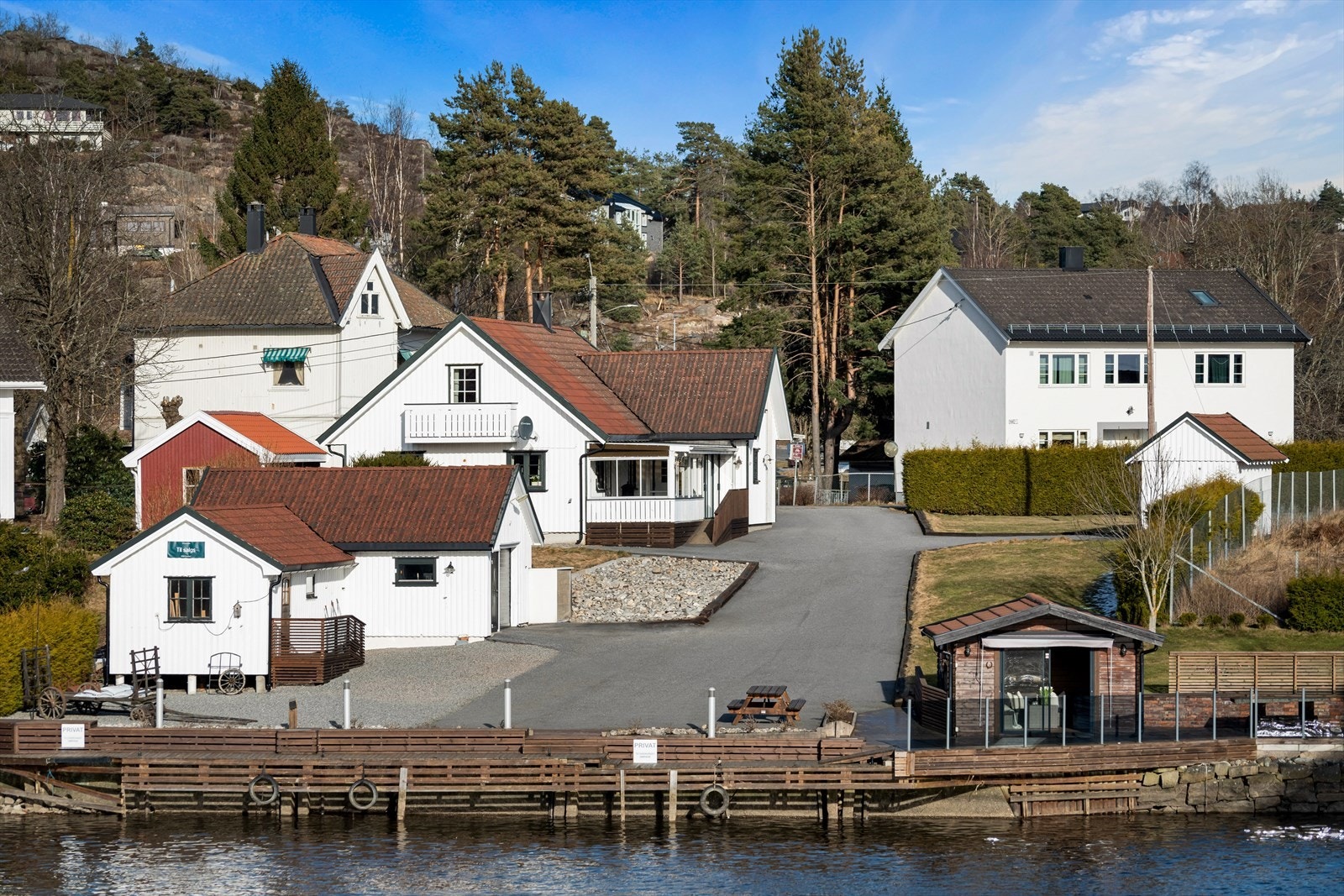 På eiendommen er det også oppført en garasje og bod. Galleribilde