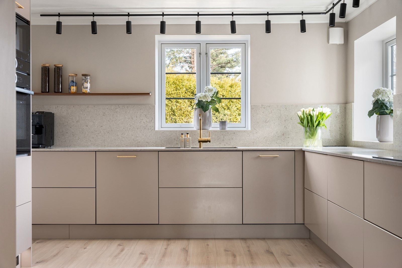 Kjøkkenet har i tillegg flere fine detaljer i fbm. belysning, håndtak og kran. Galleribilde