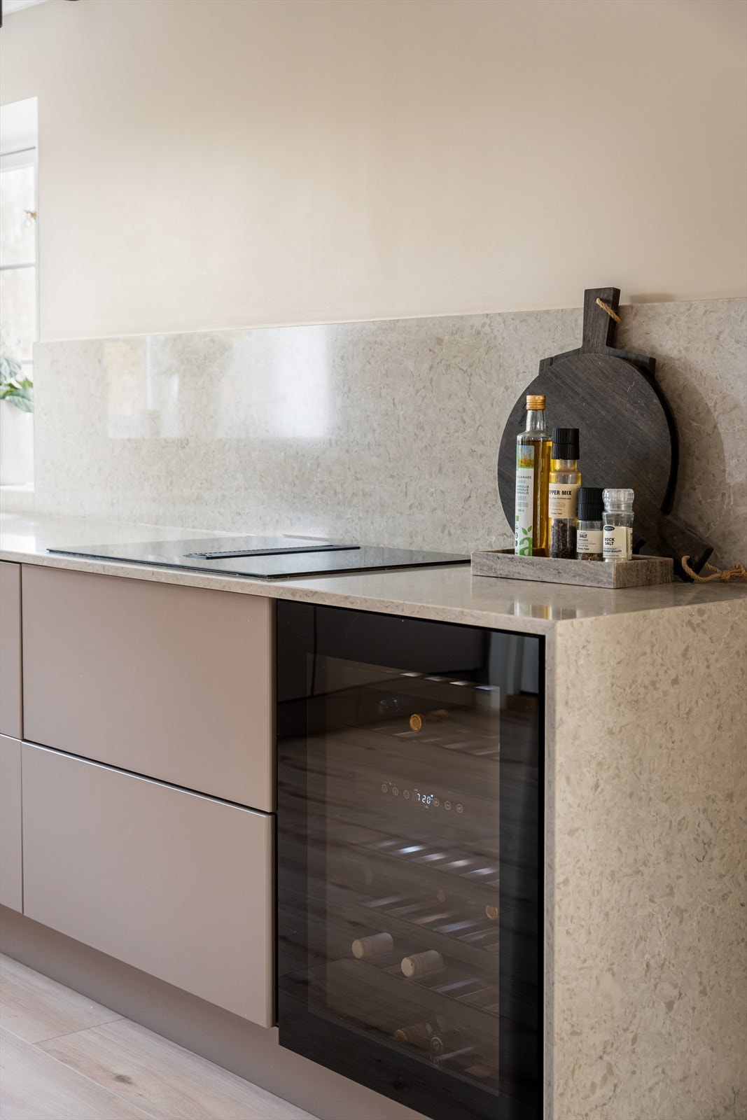 Et vinskap holder bedre på temperaturen og fordeler temperaturen bedre i hele kjøleskapet. Luftfuktighet, sollys og lukt er også faktorer som kan påvirke kvaliteten på vinen. Riktig og konstant temperatur er vesentlig når det kommer til lagring av vin. Galleribilde